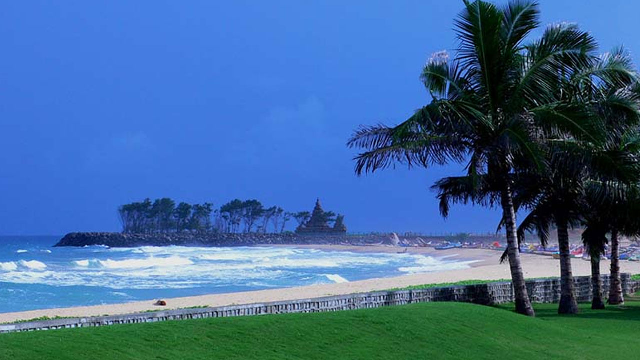 డామన్ ఇది అద్భుతమైన బీచ్‌లకు నెలవు. ఇక్కడ చారిత్రత్మక కట్టడాలకు మారుపేరైన ఎన్నో ప్రదేశాలు ఉన్నాయి. అందులో బోమ్ జీసన్ చర్చి, మోతీ డామన్ కోట లాంటివి ప్రత్యేకం. అలాగే, సమ్మర్‌లో కూడా కూల్‌గా ఏంజాయ్ చేయాలి అనుకునే వారికి ఇక్కడి దేవ్కా, జాంపోర్ వంటి బీచ్‌లో చాలా ఆహ్లాదాన్ని, సంతోషాన్ని ఇస్తాయి. అందువలన టూర్ ప్లాన్ చేసేవారు, సమ్మర్‌లో ఇక్కడికి వెళ్లి చాలా ఎంజాయ్ చేయవచ్చు.