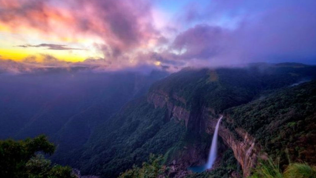  చిరపుంజీగా పిలువబడే మేఘాలయలోని సోహ్రా ఆహ్లాదానికి నిలయం. ఇది ఎన్నో కథలను తనలోనే దాచుకుంటుంది. నదులు, జలపాతాలు, పొగమంచుతో కప్పబడిన కొండలపైనే ఆకాశం ఉందా అనేలే కనిపించే ఈ ప్రదేశం సెలవులలో ఏంజాయ్ చేయడానికి బెస్ట్ ప్లేస్. 