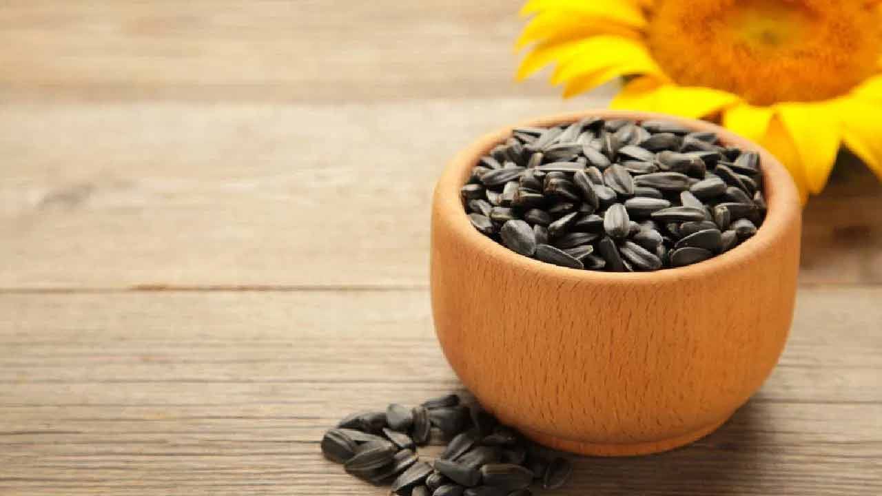 పొద్దుతిరుగుడు విత్తనాలలో యాంటీఆక్సిడెంట్లు, విటమిన్ ఇ, సెలీనియం, రాగి ఉంటాయి. ఇవి క్యాన్సర్ను నివారించడంలో ప్రభావవంతంగా ఉంటాయని చెబుతారు. పొద్దుతిరుగుడు విత్తనాలలో విటమిన్ ఇ పుష్కలంగా ఉంటుంది. ఇది చర్మానికి సహజమైన మెరుపును ఇస్తుంది. హానికరమైన UV కిరణాల నుండి చర్మాన్ని రక్షిస్తుంది. ఈ విత్తనాలలో యాంటీఆక్సిడెంట్ లక్షణాలు పుష్కలంగా ఉన్నాయి. వీటిలో సెలీనియం, విటమిన్ ఇ వంటి శక్తివంతమైన యాంటీఆక్సిడెంట్లు ఉన్నాయి. ఇవి శరీరంలోని ఫ్రీ రాడికల్స్ వల్ల కణాల నష్టాన్ని నివారిస్తాయి. ఫ్రీ రాడికల్స్ క్యాన్సర్ వంటి తీవ్రమైన వ్యాధులకు కారణమవుతాయి. అందువల్ల పొద్దుతిరుగుడు విత్తనాలు క్యాన్సర్ వంటి వ్యాధులను నివారించడంలో సహాయపడతాయి.