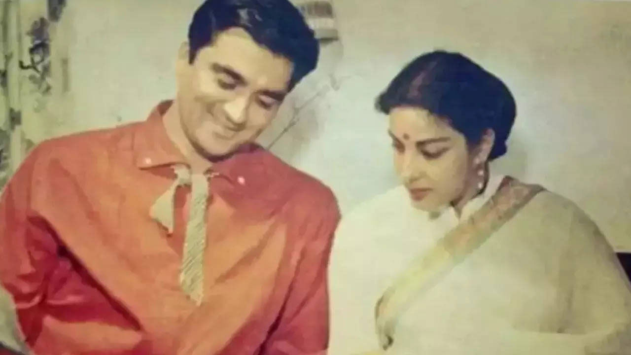 వీరు కొన్ని రోజుల పాటు ప్రేమించుకొని, తర్వాత బంధుమిత్రుల సమక్షంలో వివాహం చేసుకున్నారు. వీరి మ్యారేజ్ ఆ రోజుల్లో బాలీవుడ్ లోనే హాట్ టాపిక్గా మారింది.