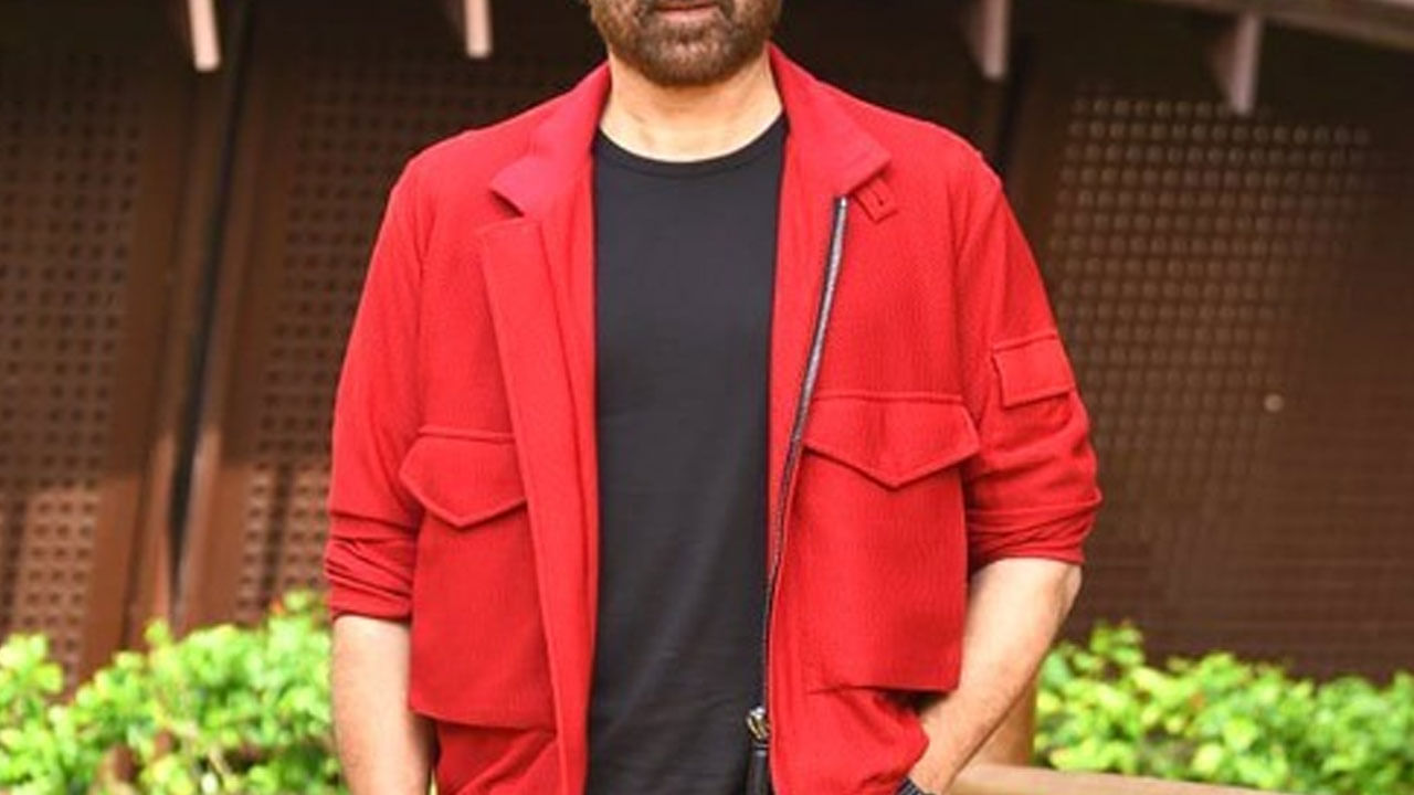 అయితే దర్శకుడిగా, నిర్మాతగా, స్టార్ హీరోగా, చివరకు రాజకీయనాయుడిగా మారిన ఓ సీనియర్ నటుడి గురించి మనం తెలుసుకోబోతున్నాం. తన 22 ఏళ్ల సినీ జీవితంలో ఈ హీరో ఎన్నో ఫ్లాప్స్ చూశాడు. కానీ ఆరవై ఏళ్ల వయసులో మాత్రం వరస సినిమాలతో ఫుల్ బిజీ అయిపోయి, ఇండస్ట్రీనే షేక్ చేస్తున్నాడు. ఇంతకీ ఆ హీరో ఎవరు అనుకుంటున్నారా?