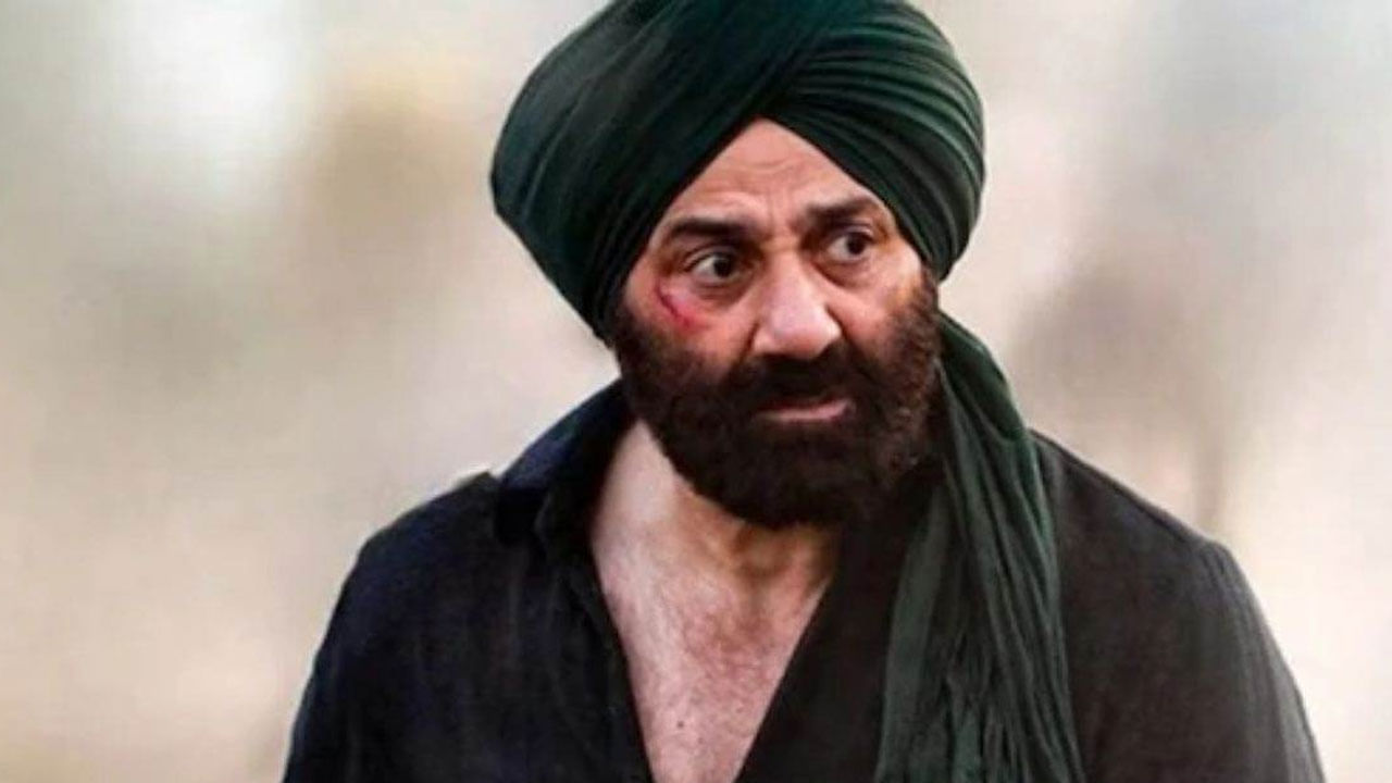 22 ఏళ్ల దాదాపు 30 ఫ్లాప్స్ అందుకున్నాడంట ఈ హీరో. అయితే చివరకు 66 ఏళ్ల వయసులో ఏక్ ప్రేమ్ కథ సీక్వెల్ గాదర్2‌తో మళ్లీ బ్లాక్ బస్టర్ అందుకున్నాడు. దీంతో ప్రస్తుతం ఈ హీరో వరస సినిమాలతో ఫుల్ బిజీ అయిపోయాడంట.