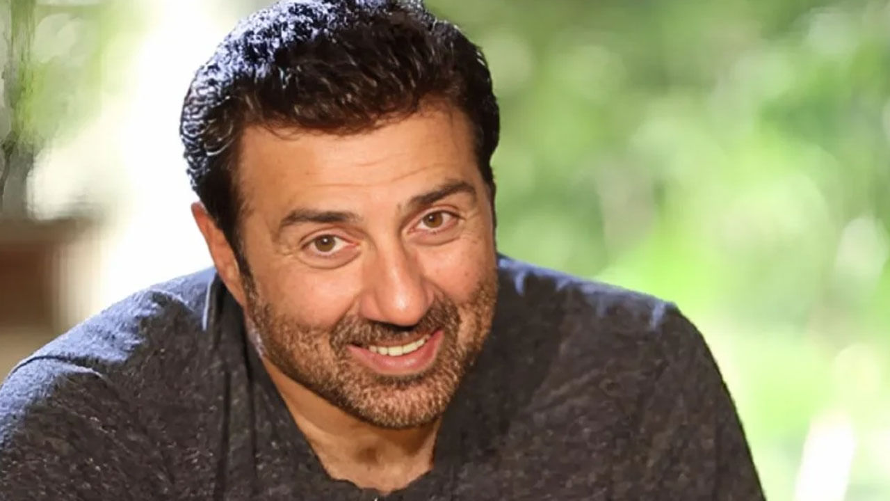 2023లో గాదర్ 2 విడుదలైనప్పటి నుంచి ఈ హీరో వరసగా సోలోగా హిట్స్ అందుకుంటూ.. ఆరుపదుల వయసులో కూడా తన సత్తాచాటుతున్నాడంట. ప్రస్తుతం ఈ న్యూస్ నెట్టింట వైరల్‌గా మారింది.