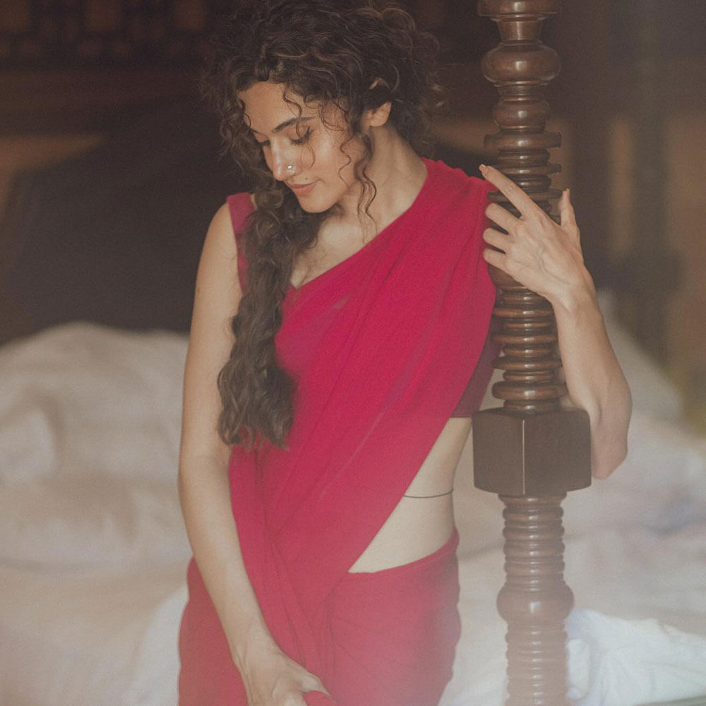 ఇంతకీ ఆమె ఎవరో తెలుసా.. ? తనే హీరోయిన్ తాప్సీ. ఒకప్పుడు తెలుగులో రవితేజ, ప్రభాస్ వంటి స్టార్ హీరోలతో కలిసి నటించి స్టార్ డమ్ అందుకుంది. కెరీర్ మంచి ఫాంలో ఉన్నప్పుడే హిందీ సినిమాలకు గ్రీన్ సిగ్నల్ ఇచ్చింది. 