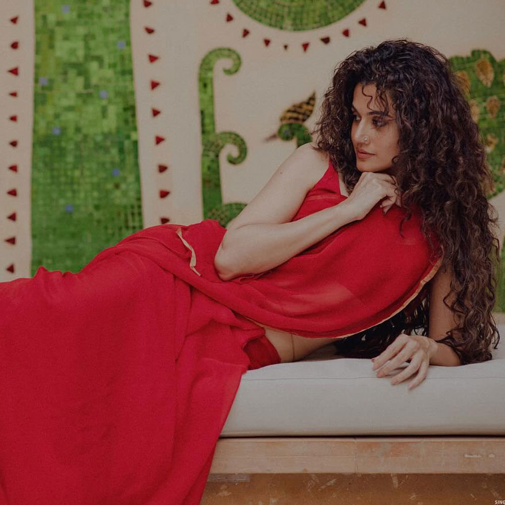 ప్రస్తుతం తాప్సీ హిందీలో గాంధారీ అనే సినిమాలో నటిస్తుంది. ఈ చిత్రానికి నిర్మాత దేవాశిష్ మఖిజా దర్శకత్వం వహిస్తున్నారు. తాజాగా ఈ సినిమా నుంచి BTS ఫోటోస్ షేర్ చేసింది తాప్సీ. 