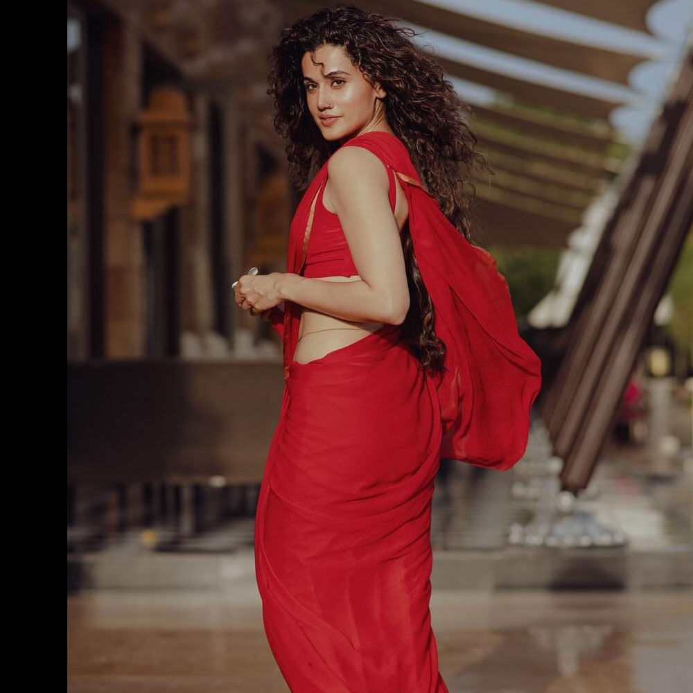 అందులో తన ముఖం కనిపించకుండా ఉన్న పిక్స్ షేర్ చేస్తూ.. "కష్టతరమైనప్పుడు.. కష్టమైనది కూడా ముందుకు సాగుతుంది. గాంధారి మాకు ఇచ్చిన ప్రేరణ, అనుభవాన్ని గ్రహించే లైన్ ఇది"