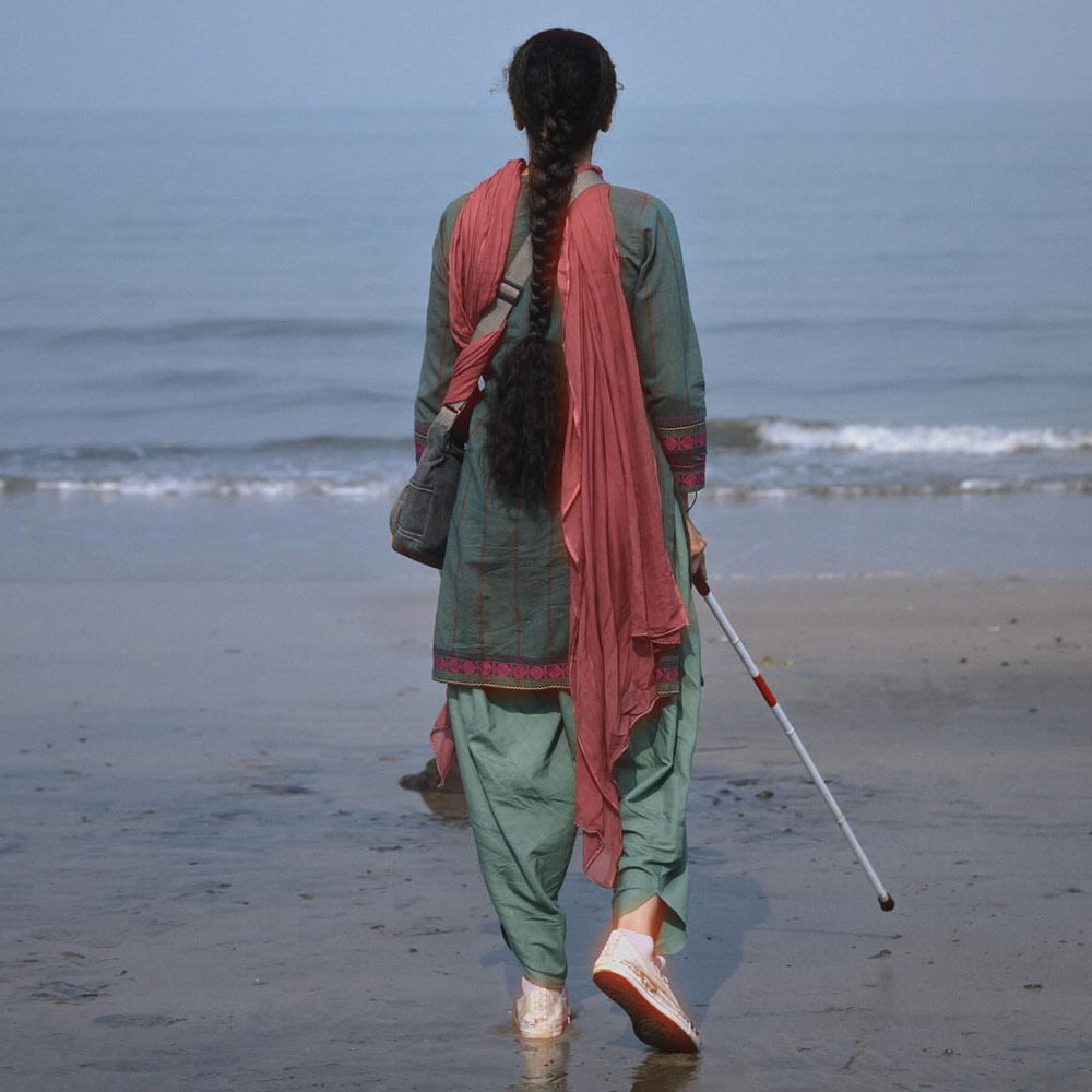 తెలుగు సినీ పరిశ్రమలో ఒకప్పుడు ఆమె స్టార్ హీరోయిన్. ఎన్నో సూపర్ హిట్ చిత్రాల్లో నటించి మెప్పించింది. స్టార్ హీరోల సరసన నటించి తనకంటూ మంచి క్రేజ్ సంపాదించుకుంది. కానీ కొన్నాళ్లుగా హిందీ సినిమాల్లో నటిస్తూ బిజీగా ఉంటుంది.