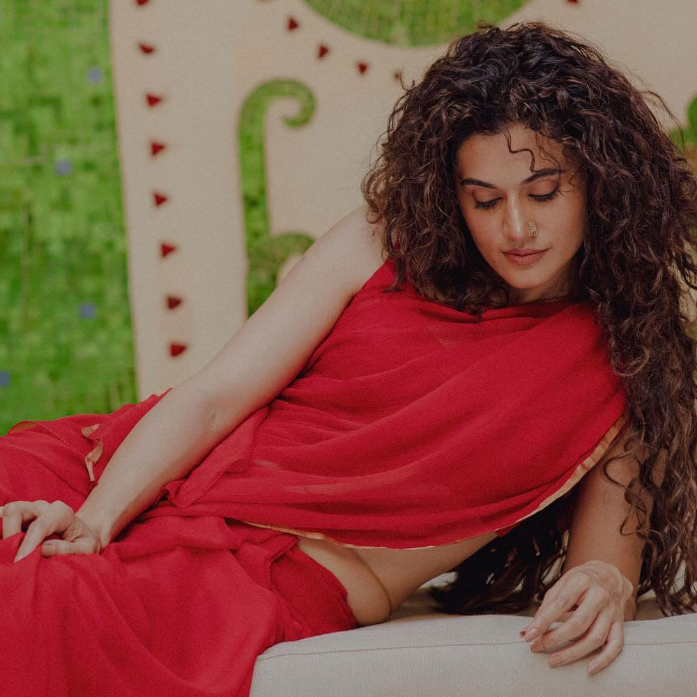 "మేము నెమ్మదిగా మా చివరి గమ్యం వైపు వెళ్తున్నప్పుడు మేము గాజు పైకప్పును సైతం బద్దలు కొట్టడానికి సిద్ధంగా ఉన్నాము. ఎందుకంటే ఎప్పుడూ చేయనిది సైతం ఏదైనా చేయాలనుకుంటే.. ఎప్పుడూ చేయనిది చేయాలి" అంటూ రాసుకొచ్చింది. 