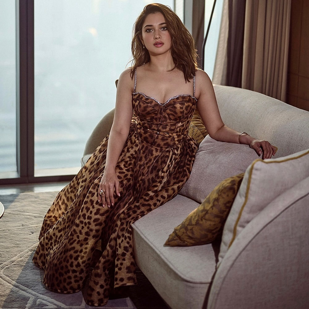 ఇటీవ‌ల స్పెషల్ సాంగ్స్ లోనూ నటిస్తూ ఆకట్టుకుంటుందో. రీసెంట్ గా విడుదలైన ‘స్త్రీ 2’ చిత్రంలో తమన్నా స్పెషల్ సాంగ్ సెన్సేషన్ క్రియేట్ చేసింది. ఓ వైపు సినిమాలు ,ఆరో వైపు స్పెషల్ సాంగ్స్ చేస్తూ ఆకట్టుకుంటుంది ఈ అమ్మడు. 