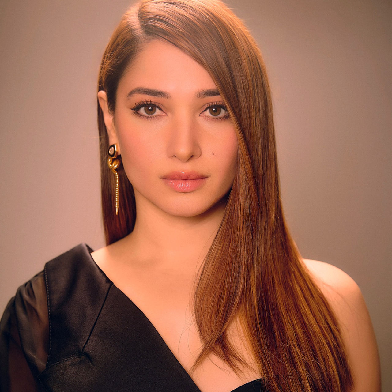 మిల్కీ బ్యూటీ తమన్నా ఒకానొక సమయంలో టాలీవుడ్‌ను ఏలింది. వరుసగా సినిమాలు చేసి మంచి క్రేజ్ తెచ్చుకుంది ఈ అమ్మడు. తెలుగులో దాదాపు స్టార్ హీరోలందరి సరసన సినిమాలు చేసింది. శ్రీ సినిమాతో టాలీవుడ్ లోకి అడుగుపెట్టిన ఈ చిన్నది.. 