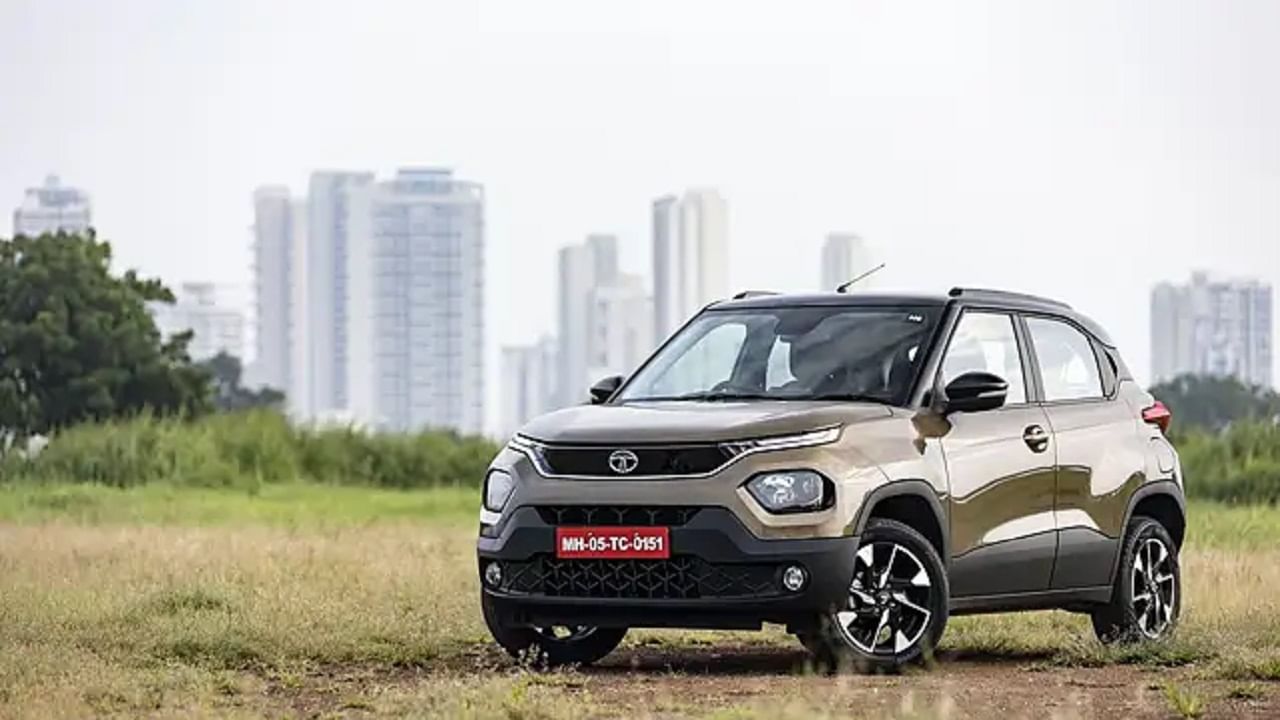 బెస్ట్ డిజైన్ తో తీర్చిదిద్దిన టాటా పంచ్ యువతకు చాలా బాగా నప్పుతుంది. తక్కువ ధర, అదనపు భద్రత లక్షణాలు ఈ కాంపాక్ట్ ఎస్ యూవీ ప్రత్యేకతలు. 1.2 లీటర్ పెట్రోలు ఇంజిన్, 86 పీఎస్ పవర్, 20.09 కిలోమీటర్ల మైలేజ్, 5 స్టార్ ఎన్షీఏపీ భద్రతా రేటింగ్ ఆకట్టుకుంటున్నాయి. ఈ కారు రూ.6 లక్షల నుంచి రూ.10.10 లక్షల ధరలో అందుబాటులో ఉంది. 