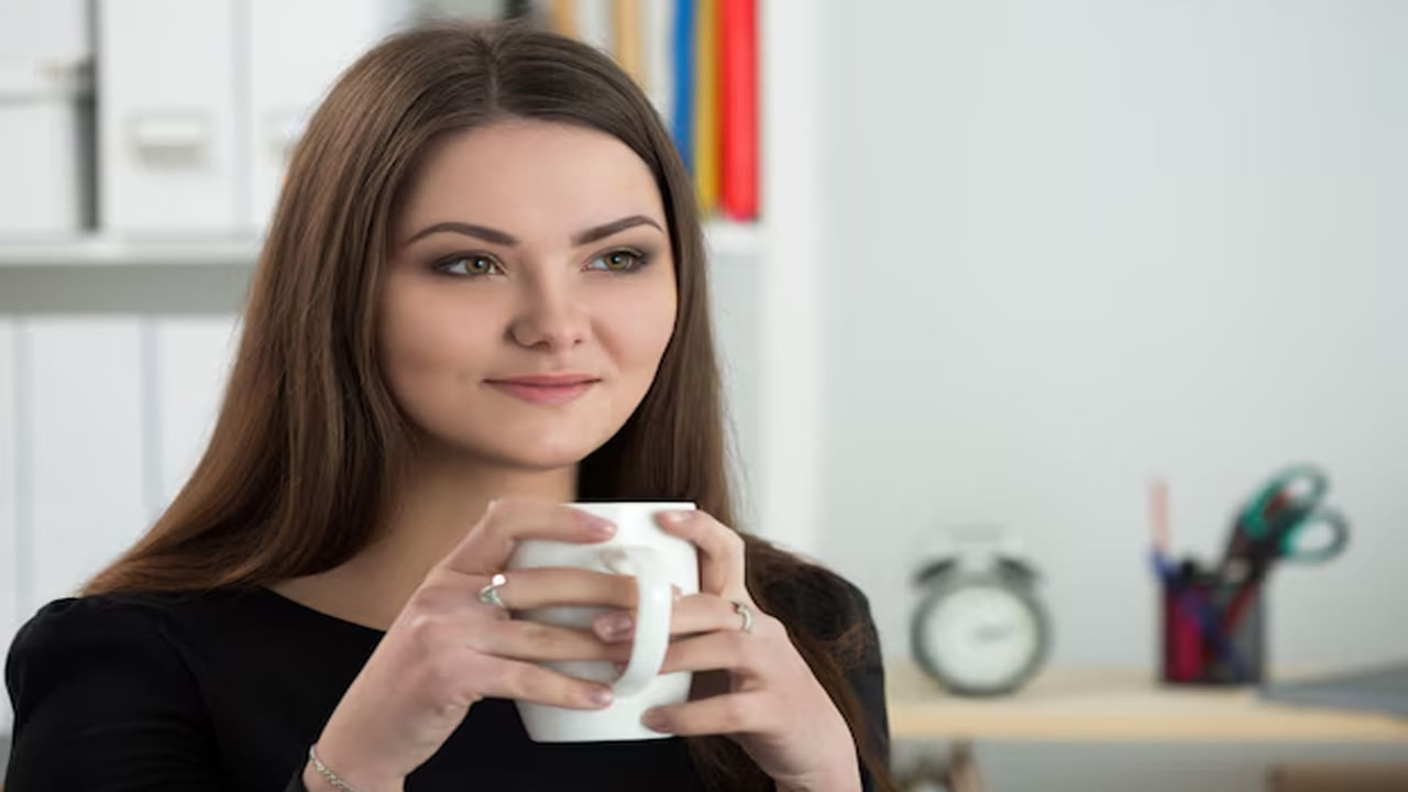 టీలో టానిన్లు ఉంటాయి. ఇది దంత సమస్యలను కలిగిస్తుంది. టీ ఎక్కువగా తాగడం వల్ల మీ దంతాలు త్వరగా పాడవుతాయి. టీ ఎక్కువగా తాగడం వల్ల గ్యాస్, కడుపు నొప్పి, అసిడిటీ వంటి సమస్యలు వస్తాయి. ముఖ్యంగా ఉదయం నిద్ర లేవగానే ఖాళీ కడుపుతో టీ తాగడం మానుకోండి.