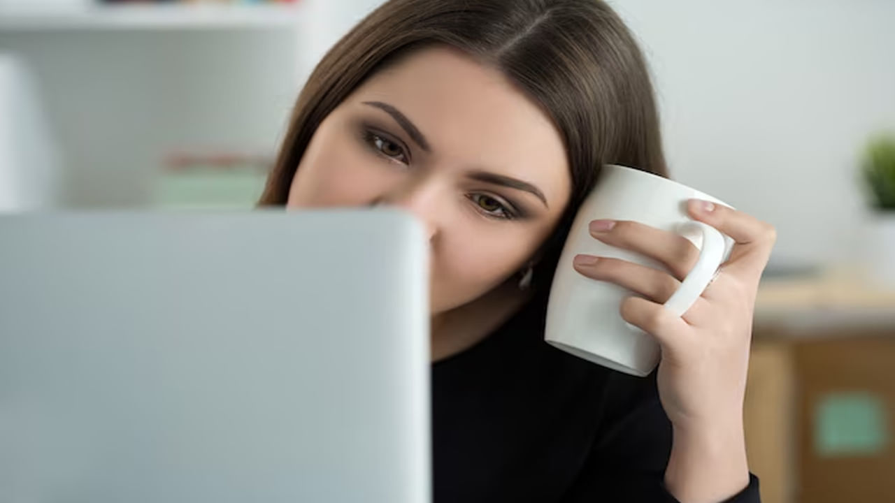 పాలతో కలిపిన టీలో క్యాలరీ కంటెంట్ 5 నుంచి 30 కేలరీలు పెరుగుతుంది. ఇది బరువు పెరగడానికి కారణం అవుతుంది. మీరు బరువు తగ్గాలని అనుకుంటే.. పాలతో చేసిన టీకి బదులుగా.. ఇతర మార్గాలను ఎంచుకోవడం ఉత్తమం అంటున్నారు నిపుణులు.