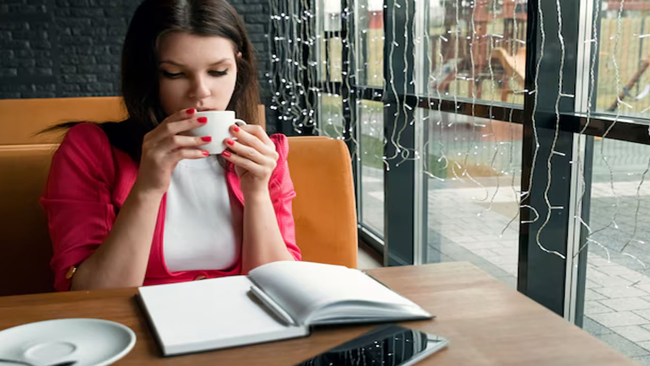 పాలు, చక్కెర కలిపి తయారు చేసిన టీ తాగడం ఆరోగ్యకరమైన అలవాటు కాదంటున్నారు నిపుణులు.. ఇది మంచి రుచిగా ఉంటుంది. కానీ, ఎటువంటి ఆరోగ్య ప్రయోజనాలను అందించదు. మీరు బరువు తగ్గాలనుకుంటే.. మాత్రం ఖచ్చితంగా గ్రీన్ టీ, బ్లాక్ టీ అలవాటు చేసుకోవాలని చెబుతున్నారు. క్యాలరీలు తక్కువగా ఉన్నందున.. అవి యాంటీ ఆక్సిడెంట్లు, పాలీఫెనాల్స్తో నిండి ఉంటాయి.