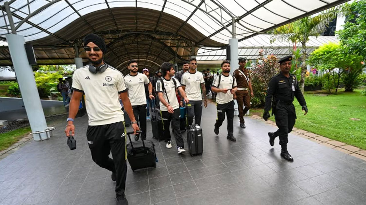 ఎంతో ప్రతిష్టాత్మక ఛాంపియన్స్‌ ట్రోఫీకి ముందు బీసీసీఐ తీసుకున్న ఈ నిర్ణయంతో జట్టులో దిగ్గజ ప్లేయర్‌గా ఉన్న ఓ ఆటగాడు ఇబ్బంది పడే అవకాశం ఉంది. ఆస్ట్రేలియాతో జరిగిన బోర్డర్‌ గవాస్కర్‌ ట్రోఫీలో టీమిండియా ఫేలవ ప్రదర్శన కనబర్చిన విషయం తెలిసిందే. దాదాపు 10 ఏళ్ల తర్వాత ఆస్ట్రేలియాలో టెస్ట్‌ సిరీస్‌ ఓడిపోయింది భారత జట్టు. సీనియర్‌ ఆటగాళ్లైన రోహిత్‌ శర్మ, విరాట్‌ కోహ్లీ కూడా ఈ సిరీస్‌లో విఫలం అయ్యారు. అలాగే హెడ్‌ కోచ్‌గా ఉన్న గౌతమ్‌ గంభీర్‌పై కూడా తీవ్ర విమర్శలు వచ్చాయి. అతని కోచింగ్‌లో టీమిండియా నానాటికి తీసికట్టుగా మారుతుందని క్రికెట్‌ అభిమానులు విమర్శలు గుప్పించారు. 