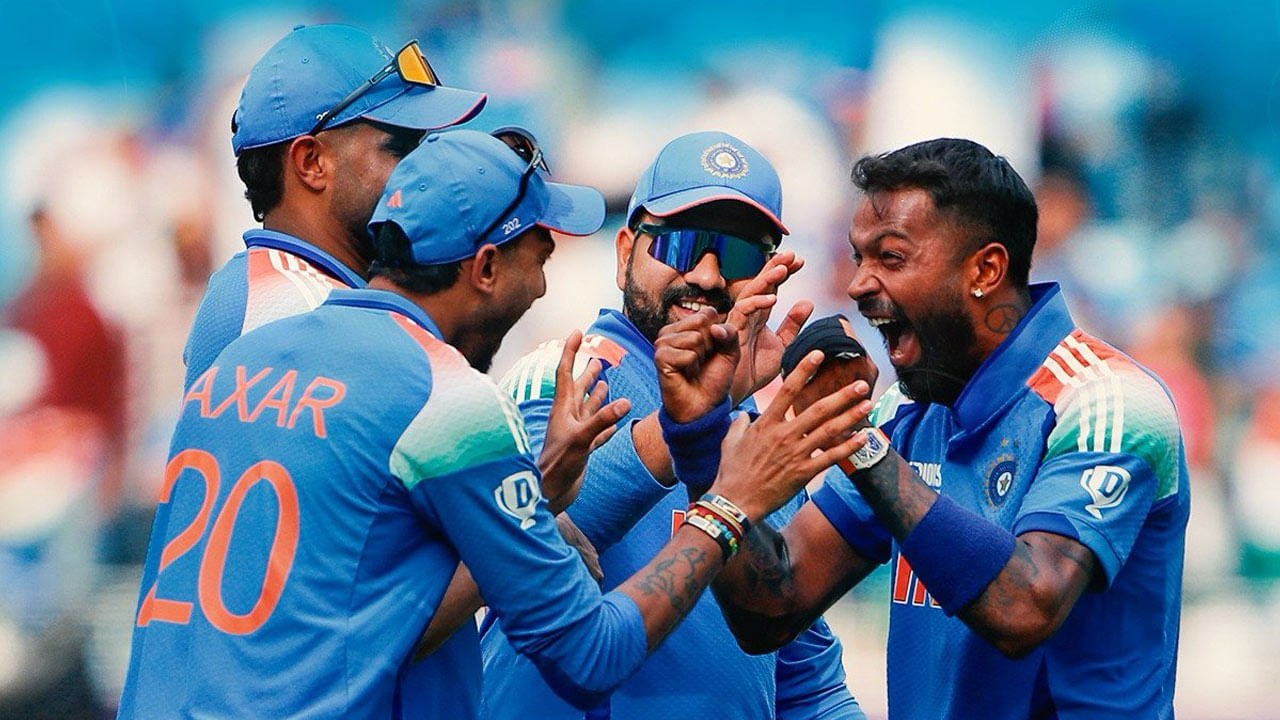 ఛాంపియన్స్ ట్రోఫీ 2025లో మొదటి రెండు సెమీఫైనలిస్టులు నిర్ధారించబడ్డారు. టోర్నమెంట్‌లో గ్రూప్ ఏ నుంచి భారత్, న్యూజిలాండ్ సెమీ-ఫైనల్స్‌కు అర్హత సాధించాయి. ఇప్పుడు మార్చి 4న టీం ఇండియా సెమీఫైనల్ ఆడటం ఖాయం. ఇది టోర్నమెంట్‌లో తొలి సెమీఫైనల్ అవుతుంది. కానీ, అందులో టీమిండియా ఎవరితో పోటీ పడతారనేది పెద్ద ప్రశ్న? 