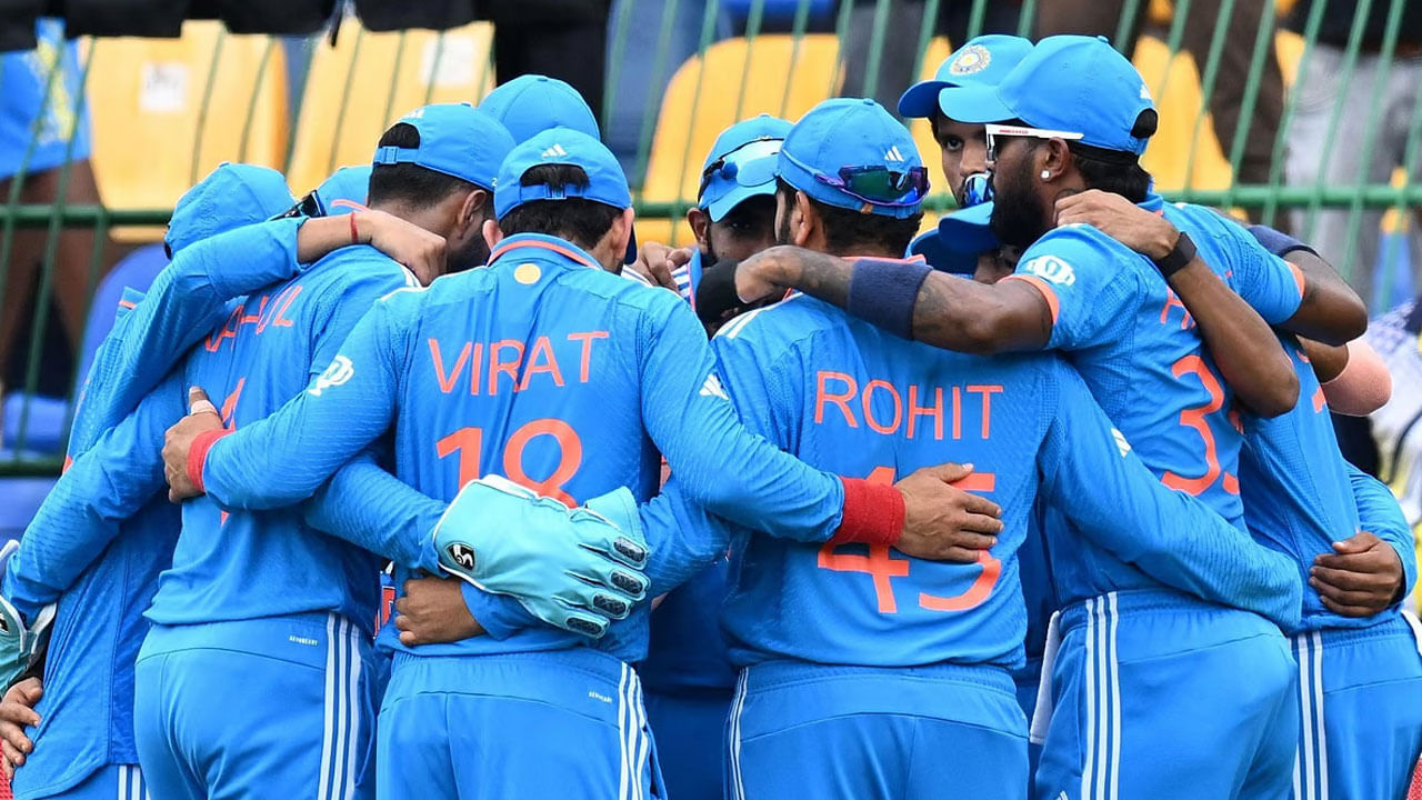 Most International Hundreds For India: భారత్ వర్సెస్ ఇంగ్లాండ్ మధ్య జరిగిన 3 మ్యాచ్‌ల వన్డే సిరీస్‌లో రెండవ మ్యాచ్ కటక్‌లో జరిగింది. ఈ సమయంలో, టీం ఇండియా కెప్టెన్ రోహిత్ శర్మ చాలా బాగా బ్యాటింగ్ చేశాడు. ఈ మ్యాచ్‌లో అతను తన అద్భుతమైన ఇన్నింగ్స్‌తో అనేక భారీ రికార్డులను సృష్టించాడు. రోహిత్ శర్మ తుఫాను రీతిలో బ్యాటింగ్ చేసి అద్భుతమైన సెంచరీ సాధించాడు. ఏకకాలంలో అనేక రికార్డులను తన పేరిట నమోదు చేసుకున్నాడు. ఈ సమయంలో, రోహిత్ శర్మ వన్డేల్లో అత్యధిక పరుగులు చేసిన రాహుల్ ద్రవిడ్ రికార్డును కూడా బద్దలు కొట్టాడు. అంతేకాకుండా, 30 ఏళ్ల వయసులో అత్యధిక సెంచరీలు చేసిన భారత బ్యాట్స్‌మన్‌గా కూడా అతను నిలిచాడు.