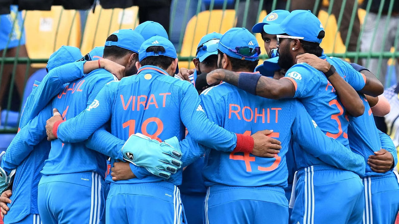 Most International Hundreds For India: భారత్ వర్సెస్ ఇంగ్లాండ్ మధ్య జరిగిన 3 మ్యాచ్ల వన్డే సిరీస్లో రెండవ మ్యాచ్ కటక్లో జరిగింది. ఈ సమయంలో, టీం ఇండియా కెప్టెన్ రోహిత్ శర్మ చాలా బాగా బ్యాటింగ్ చేశాడు. ఈ మ్యాచ్లో అతను తన అద్భుతమైన ఇన్నింగ్స్తో అనేక భారీ రికార్డులను సృష్టించాడు. రోహిత్ శర్మ తుఫాను రీతిలో బ్యాటింగ్ చేసి అద్భుతమైన సెంచరీ సాధించాడు. ఏకకాలంలో అనేక రికార్డులను తన పేరిట నమోదు చేసుకున్నాడు. ఈ సమయంలో, రోహిత్ శర్మ వన్డేల్లో అత్యధిక పరుగులు చేసిన రాహుల్ ద్రవిడ్ రికార్డును కూడా బద్దలు కొట్టాడు. అంతేకాకుండా, 30 ఏళ్ల వయసులో అత్యధిక సెంచరీలు చేసిన భారత బ్యాట్స్మన్గా కూడా అతను నిలిచాడు.