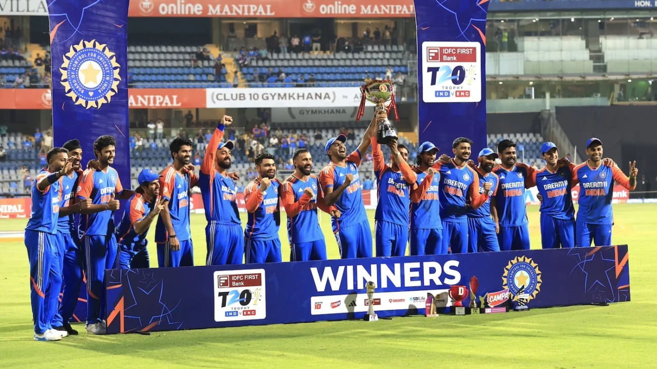 Team India ODI Squad Changes England Series: టీం ఇండియాలో భారీ మార్పులు జరిగాయి. 10 మంది ఆటగాళ్ళు జట్టుకు దూరంగా ఉన్నారు. వారి స్థానంలో మరో 9 మంది ఆటగాళ్లకు అవకాశం లభించింది. ఈ మార్పు ఛాంపియన్స్ ట్రోఫీకి ఎంపికైన భారత జట్టులో చేయలేదు. ఇంగ్లాండ్‌తో జరిగే వన్డే సిరీస్‌కు జట్టులో జరిగింది. నిజానికి, ఇంగ్లాండ్‌తో జరిగే 5 టీ20ల సిరీస్‌కు ఎంపికైన 15 మంది ఆటగాళ్లలో 10 మంది వన్డే సిరీస్‌లో భాగం కాలేదు. వారిని మినహాయించడం ద్వారా, మరో 9 మంది ఆటగాళ్లకు భారత వన్డే జట్టులో స్థానం లభించింది.