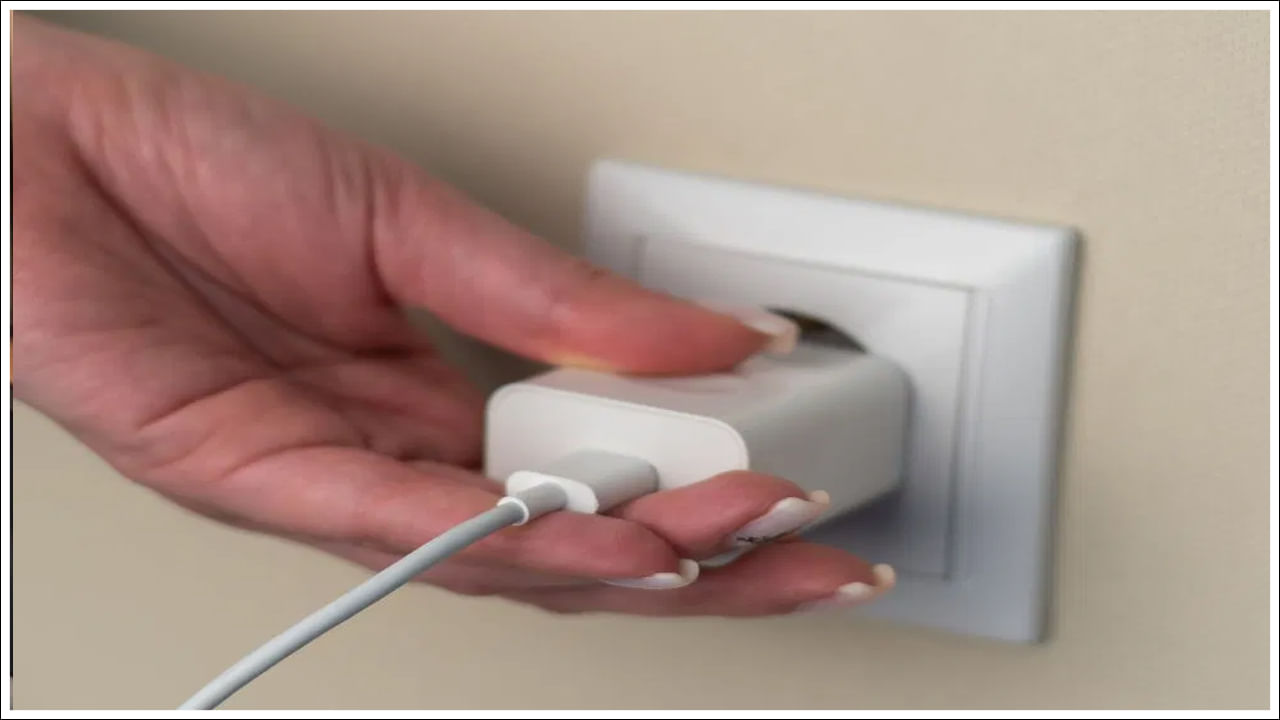 ల్యాప్‌టాప్‌లు ఉపయోగించే వ్యక్తులు తరచుగా అక్కడి నుండి తమ మొబైల్ ఫోన్‌లను ఛార్జ్ చేసుకుంటారు. చాలా మంది అడాప్టర్లతో చేసుకోక ఇలా ఛార్జ్‌ చేయడం అలవాటుగా మారుతుంది. చాలా మంది తమ మొబైల్ ఫోన్‌లను సరిగ్గా ఛార్జ్ చేయలేకపోతున్నారు.