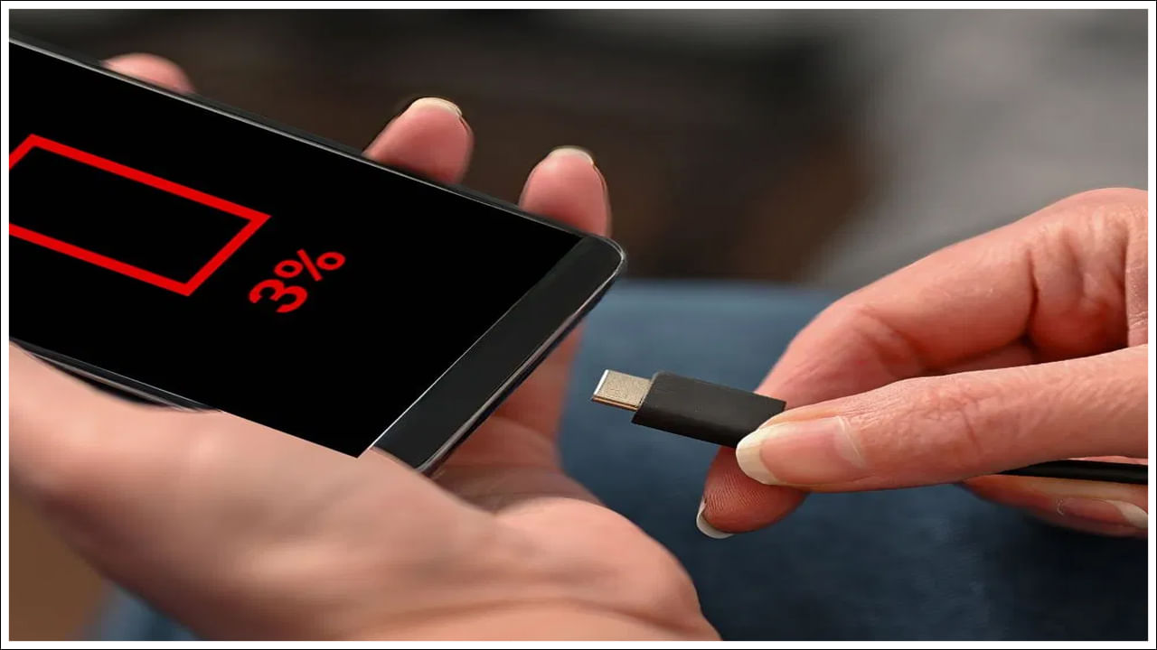స్మార్ట్‌ఫోన్ ఖచ్చితంగా అసలు ఛార్జర్‌తో ఛార్జ్ చేయాలి. అయితే, ఎవరి దగ్గరైనా అసలు మొబైల్ ఛార్జర్ లేకపోతే, ఫోన్ ఛార్జ్ అయిపోబోతుంటే, ల్యాప్‌టాప్ నుండి ఫోన్‌ను ఛార్జ్ చేస్తుంటారు. కానీ ఇలా క్రమం తప్పకుండా చేయడం అస్సలు సరైనది కాదు. ఎవరైనా ల్యాప్‌టాప్ నుండి తమ మొబైల్ ఫోన్‌ను ఛార్జ్ చేస్తే, అది ఫోన్ బ్యాటరీపై ప్రతికూల ప్రభావాన్ని చూపుతుందని టెక్‌ నిపుణులు చెబుతున్నారు.