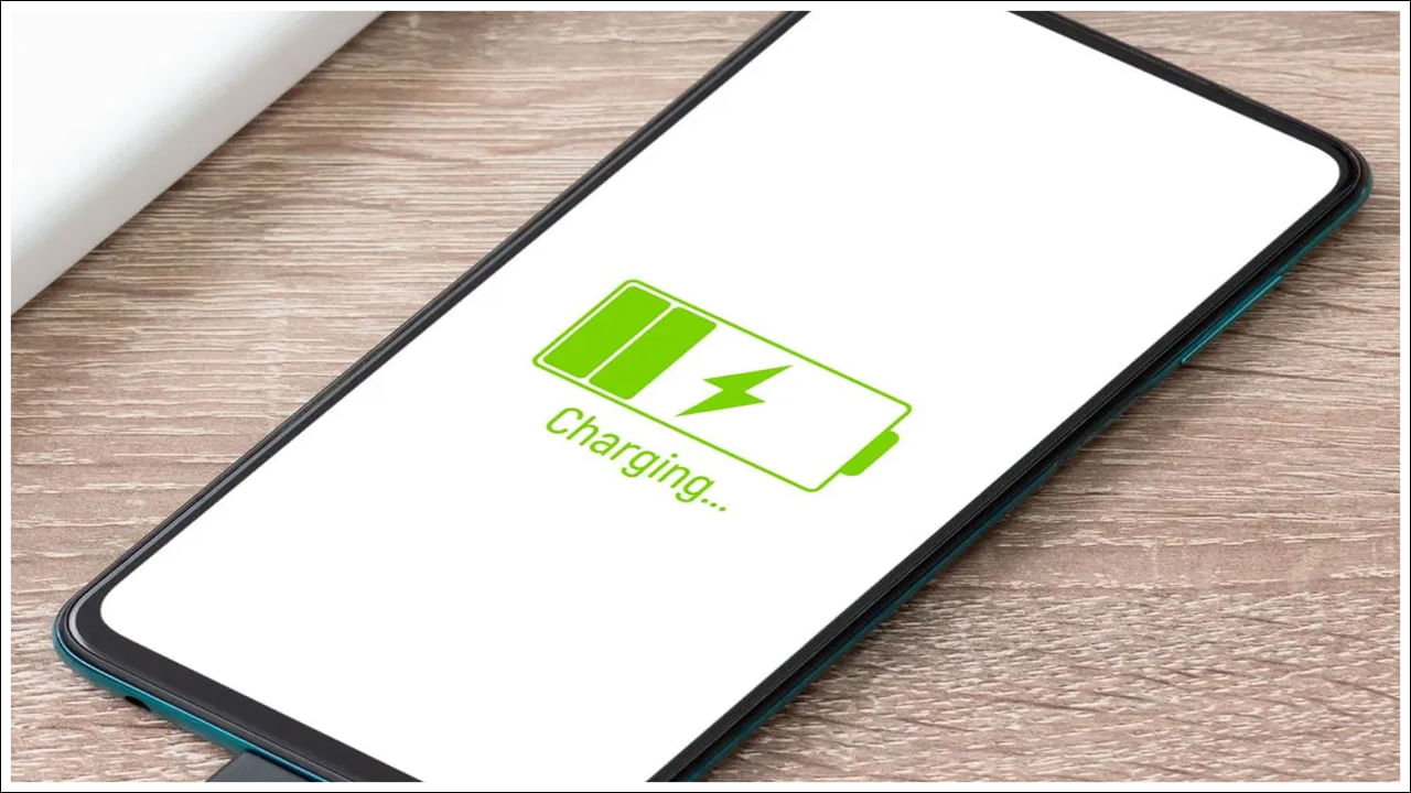 చాలా ల్యాప్‌టాప్‌లలో ఛార్జింగ్ కోసం ఉపయోగించగల యూఎస్‌బీ పోర్ట్‌లు ఉంటాయి. ల్యాప్‌టాప్‌లోని USB పోర్ట్ సాధారణంగా ఫోన్‌లను ఛార్జ్ చేసే సామర్థ్యాన్ని కలిగి ఉంటుంది. దానికి కనెక్ట్ చేయడం ద్వారా ఫోన్ ఛార్జ్ అవుతుంది. ల్యాప్‌టాప్‌తో మీ ఫోన్‌ను పదే పదే ఛార్జ్ చేయడం వల్ల ఛార్జింగ్ వేగం దెబ్బతింటుంది. ల్యాప్‌టాప్ USB పోర్ట్‌లు సాధారణంగా ఫోన్ ఛార్జర్‌ల కంటే తక్కువ శక్తివంతమైనవి. ఫోన్ ఛార్జ్ కావడానికి ఎక్కువ సమయం పట్టవచ్చు.