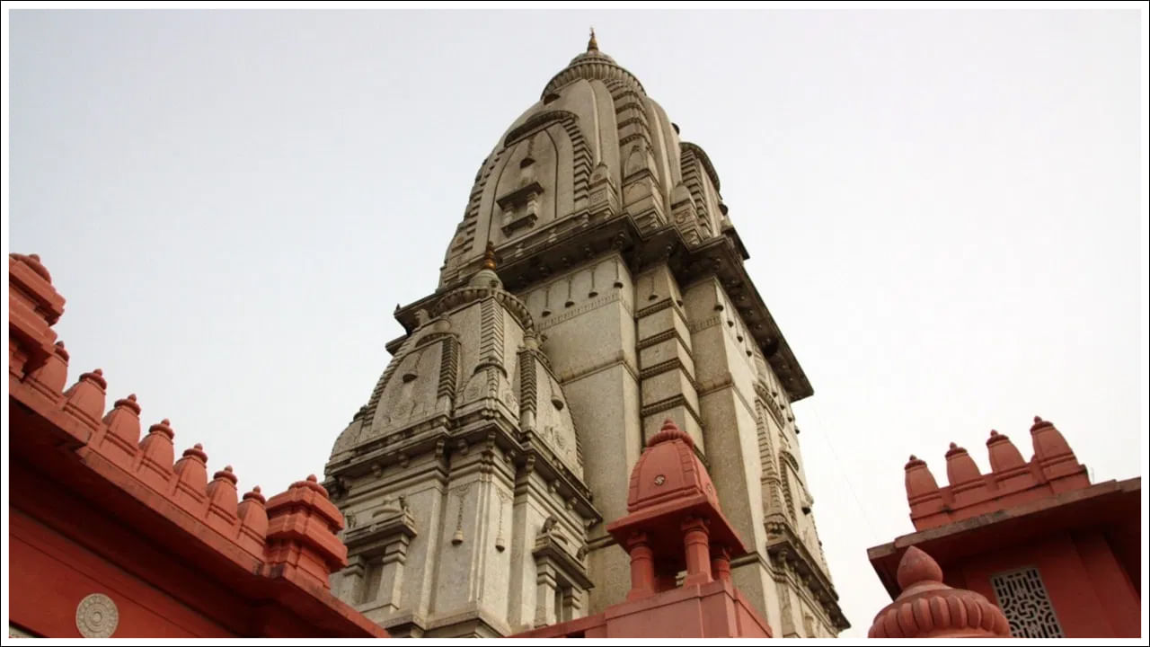 2024 డేటా ప్రకారం.. కాశీ విశ్వనాథ ఆలయం మొత్తం ఆస్తులు 6 కోట్ల రూపాయలు. 2023-24 ఆర్థిక సంవత్సరంలో ఆలయం విరాళాలు, టిక్కెట్ల అమ్మకాలతో సహా బహుళ వనరుల నుండి 105 కోట్ల వరకు సంపాదించింది.