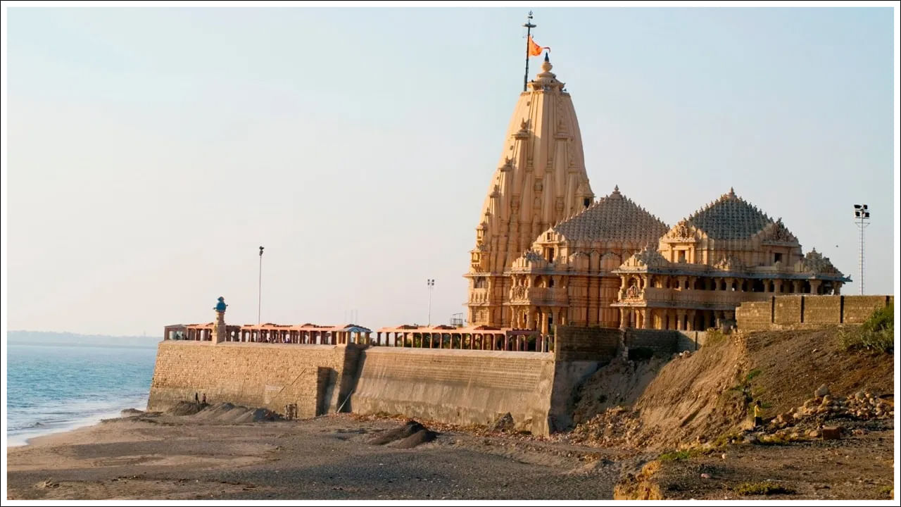 గుజరాత్‌లోని సోమనాథ్ ఆలయానికి సమీపంలో 130 కిలోల బంగారం, 1,700 ఎకరాల భూమి ఉంది. ఆ ఆస్తి విలువ 150 నుంచి 456 కోట్ల  వరకు మధ్య ఉండవచ్చు. అదనంగా 2022 అంచనా ప్రకారం ఈ ఆలయం వివిధ వనరుల నుండి వార్షికంగా రూ.50 కోట్ల వరకు ఆదాయం వస్తోంది.
