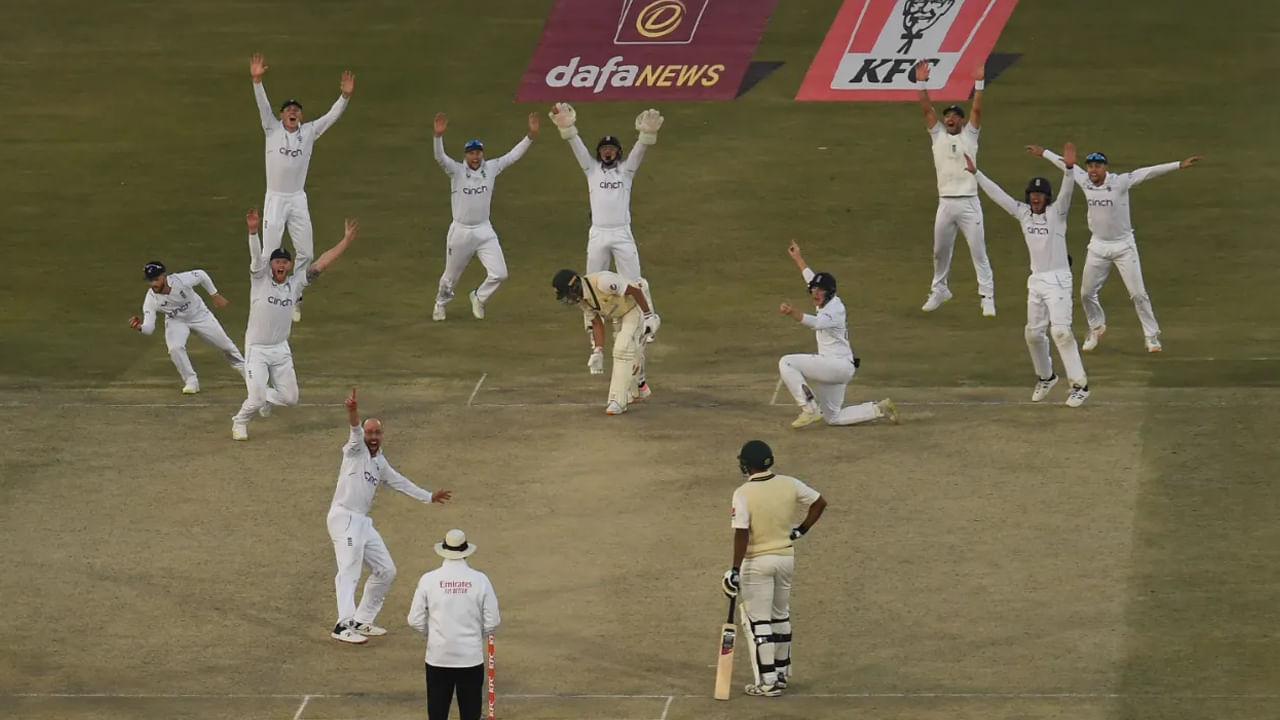 థాంప్సన్ ఏం చెప్పాడంటే? థాంప్సన్ మాట్లాడుతూ, 'ప్రస్తుత రూల్స్ సరిగ్గా పనిచేయడం లేదని పూర్తిగా అర్థమైంది. మేం మెరుగైన పోటీని కనుగొనాలని చూస్తున్నాం. కానీ, ఈ దశలో ఎటువంటి సిఫార్సులు వెలువడలేదు. దీనిపై ఐదు నెలల సమయం ఉంది. వెనక్కి తగ్గడమా, లేదా ఏదైనా కీలక మార్పులు చోటు చేసుకుంటాయో లేదో చూడాలి. ప్రపంచ టెస్ట్ ఛాంపియన్‌షిప్ మరింత సమర్ధవంతంగా, మరింత పోటీగా ఉండాలి. అత్యుత్తమ జట్లను ఫైనల్స్‌కు చేరుకోవడానికి ఇది ఎల్లప్పుడూ ప్రోత్సహిస్తుంది. టెస్ట్ క్రికెట్ ఆడాలనుకునే ఇతర దేశాలను టెస్ట్ క్రికెట్ ఆడేలా ప్రోత్సహించేలా ఇది మారబోతోంది. మేం టెస్ట్ క్రికెట్ సమగ్రతను రక్షిస్తాం, మెరుగుపరుస్తాం. ఎందుకంటే, ఈ ఫార్మాట్ క్రికెట్ ఆట DNA కి చాలా ముఖ్యమైనది' అంటూ చెప్పుకొచ్చాడు.