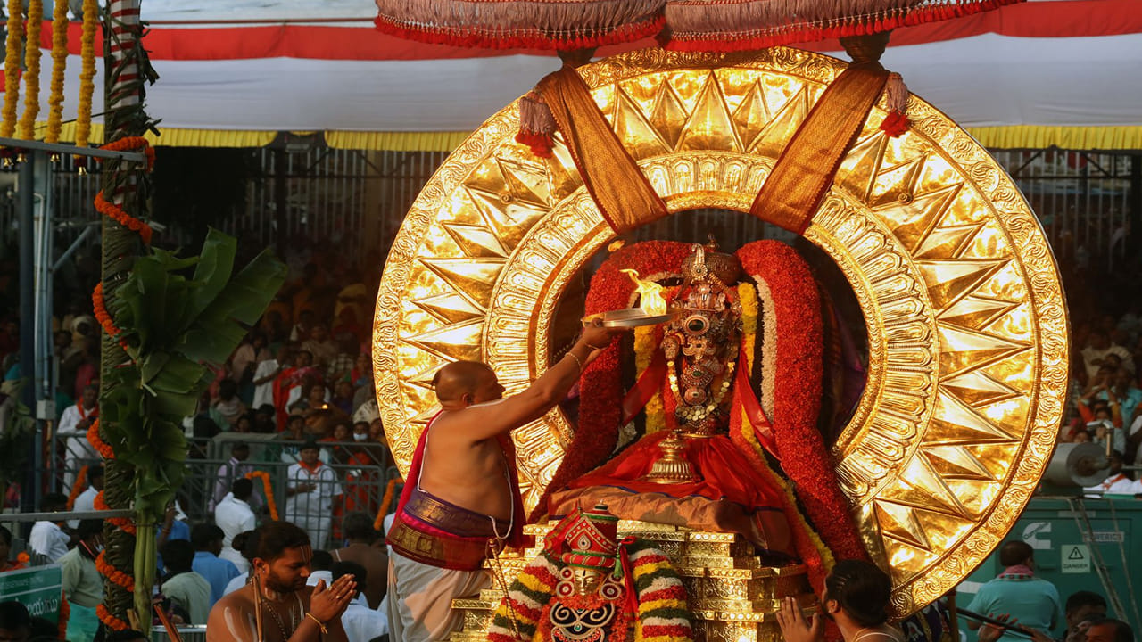 సూర్యప్రభ వాహనంతోనే  రథసప్తమి ప్రారంభం కాగా ఉదయం 5.30 నుండి 8 గంటల వరకు వైభవంగా జరిగింది. సర్వలోకాలకు చైతన్యాన్ని కలిగిస్తూ ఉదయించే  సూర్య భగవానుడు తన ఉషారేఖలను ఉదయం 6.48 గంటలకు శ్రీవారి పాదాలపై ప్రసరించి అంజలి ఘటించాడు. ఈ వాహనసేవ అపురూప దృశ్యాన్ని తిలకించేందుకు ఎంతో ఆసక్తితో నిరీక్షించిన భక్తులు భక్తిపారవశ్యంతో పులకించారు. భక్తుల గోవిందనామస్మరణ మధ్య స్వామి వారి వాహనసేవ వైభవంగా జరిగింది.