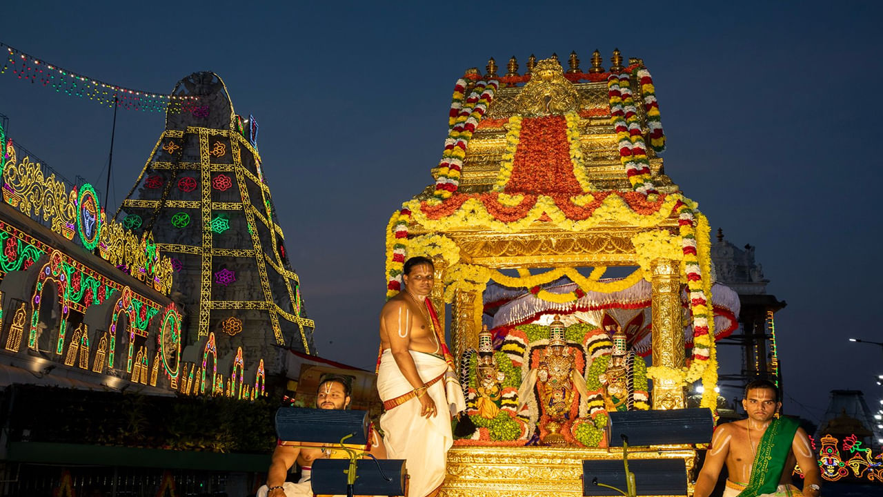 రథసప్తమిలో నాలుగో వాహనమైన హనుమంత వాహనసేవ వైభవంగా జరిగింది.  మధ్యాహ్నం 1 నుండి 2 గంటల వరకు వాహనంపై భక్తులకు ఉభయ దీవేరులతో శ్రీవారు దర్శనం ఇచ్చారు.
హనుమంతుడు భగవత్‌ భక్తులలో అగ్రగణ్యుడు గా విశ్వసించే భక్తులు మొక్కులు చెల్లించారు.   
