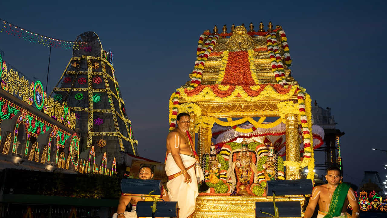 రథసప్తమిలో నాలుగో వాహనమైన హనుమంత వాహనసేవ వైభవంగా జరిగింది. మధ్యాహ్నం 1 నుండి 2 గంటల వరకు వాహనంపై భక్తులకు ఉభయ దీవేరులతో శ్రీవారు దర్శనం ఇచ్చారు.
హనుమంతుడు భగవత్ భక్తులలో అగ్రగణ్యుడు గా విశ్వసించే భక్తులు మొక్కులు చెల్లించారు.