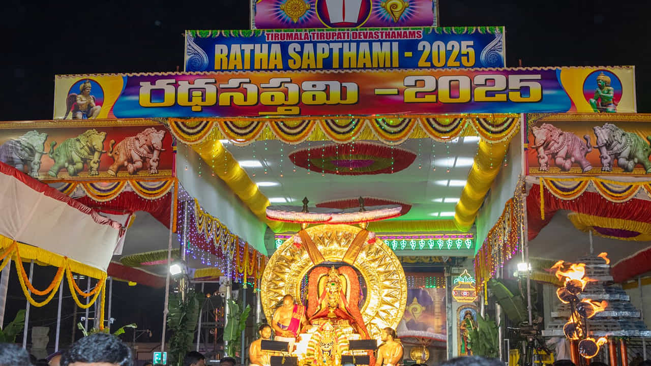 సూర్యప్రభ వాహనంలో ఉండే సూర్య నారాయణుడిని దర్శిస్తే ఇతోధిక భోగభాగ్యాలు, సత్సంతాన సంపదలు, ఆయురారోగ్యాలు సిద్ధిస్తాయని భక్తుల నమ్మకంకాగా
సూర్యప్రభ వాహనంపై శ్రీ మన్నారాయణుడి అభయం ఇచ్చారు.