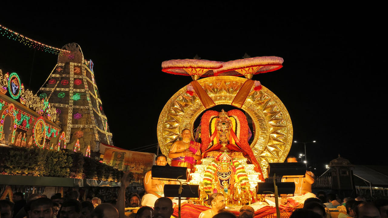 సూర్యుడు సకల రోగ నివారకుడు, ఆరోగ్యకారకుడు, ప్రకృతికి చైతన్య ప్రదాతగా మొక్కులు చెల్లించారు. ఇక ఔషధీపతి అయిన చంద్రుడు కూడా సూర్యతేజం వల్లనే ప్రకాశిస్తూ వృద్ధి పొందుతున్నాడనిఈ వాహ‌నంలో శ్రీవారి చుట్టూ ఉన్న సూర్యప్రభ సకల జీవుల చైతన్య ప్రభగా భావించే భక్తులు సూర్య మండల మధ్యవర్తి శ్రీమన్నారాయణుడేనని నమ్మకం.