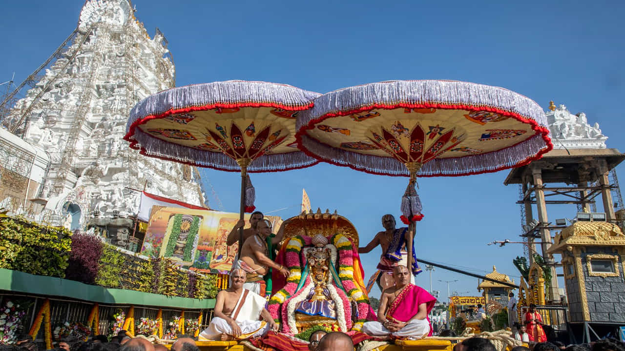 లక్షలాది మంది భక్తుల మధ్య జరిగిన రథసప్తమి కన్నుల పండుగగా ముగిసింది. సూర్య జయంతి ని పురస్కరించుకొని తిరుమలలో రథసప్తమి ఉత్సవాన్ని వైభవంగా నిర్వహించింది. శ్రీవారి బ్రహ్మోత్సవాల తరహా లో తిరుమల క్షేత్రం భక్తజన సందోహంతో కిటకిటలాడింది. ప్రతి ఏటా మాఘశుద్ధ సప్తమినాడు ఈ ఉత్సవాన్ని తిరుమలలో అత్యంత వైభవంగా నిర్వహించడం ఆనవాయితీ జరుగుతోంది