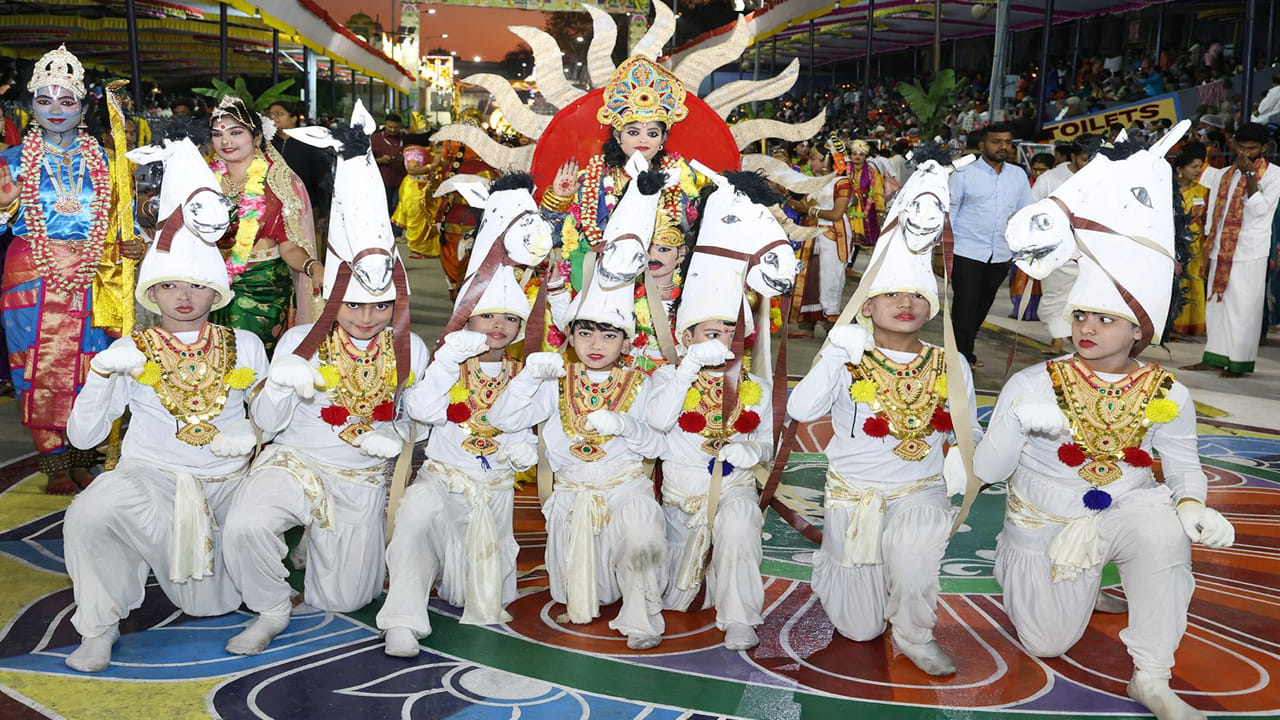 టీటీడీ శ్రీ వేంకటేశ్వర బాలమందిరం లో చ‌దువు కుంటున్న విద్యార్థులు ఆలపించిన ఆదిత్య హృదయం సూర్యాష్టకం, సంస్కృత‌ శ్లోకాలు ప్రత్యేక ఆకర్షణగా నిలిచాయి. ఉత్తర మాడ వీధిలోకి సూర్యప్రభ వాహనం రాగా విద్యార్థులు లయబద్ధంగా శ్లోకాలు ఆలపించారు. కొన్నేళ్లుగా బాలమందిరం విద్యార్థులు శ్లోకాలు ఆల‌పిస్తున్నారు. సూర్యప్రభ వాహనసేవలో వివిధ కళా బృందాల ప్రదర్శనలు భక్తులను అలరించాయి. సూర్యదేవుని వేశష ధారణలు, దశావతారాలు భక్తులను విశేషంగా ఆకట్టుకున్నాయి.