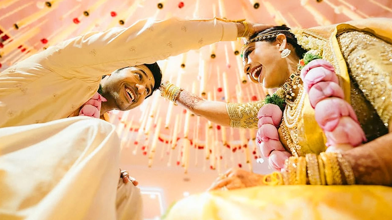 వివాహ వేడుకకు సంబంధించిన ఫొటోలను సోషల్ మీడియాలో షేర్ చేసింది పార్వతి నాయర్. దీంతో ఇవి కొద్ది క్షణాల్లోనే నెట్టింట వైరల్ గా మరాయి.