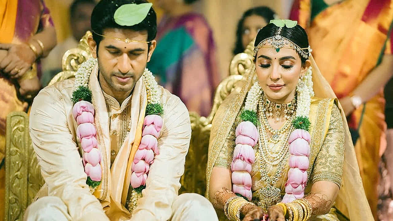 పలువురు సినీ ప్రముఖులు, అభిమానులు, నెటిజన్లు పార్వతి నాయర్- అశ్రిత్ దంపతులకు అభినందనలు, శుభాకాంక్షలు తెలుపుతున్నారు.