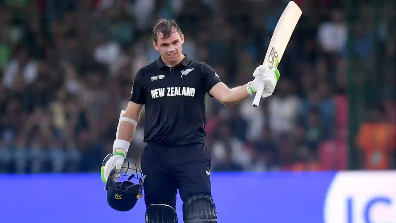 1. టామ్ లాథమ్ (న్యూజిలాండ్) - 173 పరుగులు: 2025 ఐసీసీ ఛాంపియన్స్ ట్రోఫీ సెమీ-ఫైనల్స్ లో న్యూజిలాండ్ జట్టు తన స్థానాన్ని నిర్ధారించుకుంది. జట్టు స్టార్ బ్యాట్స్మన్ టామ్ లాథమ్ ఇందులో భారీ, ప్రత్యేకమైన సహకారాన్ని అందించాడు. ఈ టోర్నమెంట్ తొలి మ్యాచ్లోనే లాథమ్ అద్భుతమైన సెంచరీ సాధించాడు. పాకిస్థాన్పై సెంచరీ చేసిన తర్వాత, బంగ్లాదేశ్తో జరిగిన రెండో మ్యాచ్లో లాథమ్ అర్ధశతకం సాధించాడు. ఇప్పటివరకు ఈ టోర్నమెంట్లో 2 మ్యాచ్ల్లో అత్యధిక పరుగులు (173) చేశాడు. అతను గోల్డెన్ బ్యాట్ రేసులో ముందున్నాడు.