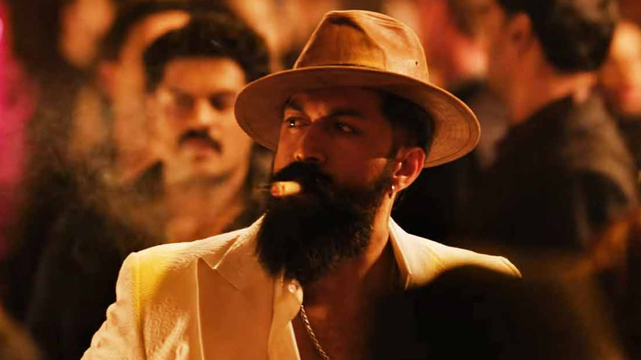 యష్‌ హీరోగా నటిస్తున్న సినిమా టాక్సిక్‌. ఈ సినిమా చిత్రీకరణ ప్రస్తుతం బెంగుళూరులో జరుగుతోంది. ఈ షెడ్యూల్‌లో నయనతార, హ్యూమా ఖురేషి, తారా సుతారియా జాయిన్‌ అయ్యారు. ప్రస్తుతం వీరందరి మీదా కీలక సన్నివేశాలను తెరకెక్కిస్తున్నారు. గ్యాంగ్‌స్టర్‌ డ్రామాగా రూపొదుతోంది టాక్సిక్‌. ఈ ఏడాదే ప్రేక్షకుల ముందుకు రానుంది.