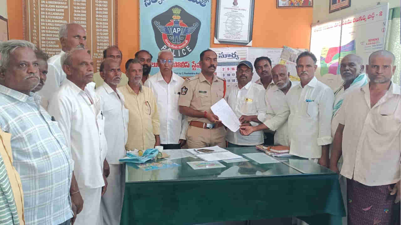 వెంటనే డబ్బులిస్తానని పంట అంతా కొన్నాడు.. చివరకు 200 మంది రైతన్నలను నట్టేట ముంచాడు..