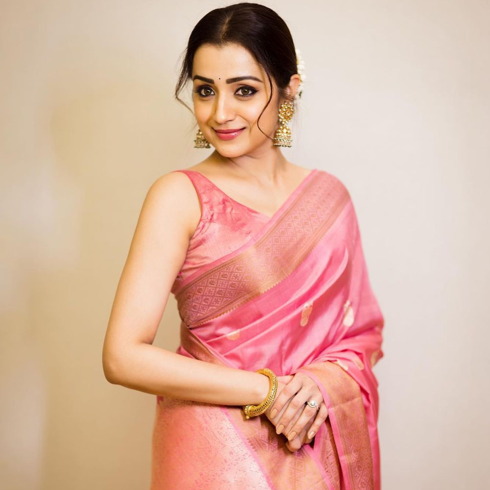 టొవినో హీరోగా నటించిన ఐడెంటిటీలో నటించి ది బెస్ట్ అనిపించుకున్నారు త్రిష కృష్ణన్‌. మన దగ్గర ఘాటీ చేస్తున్న అనుష్క, మలయాళంలో కథనార్‌లో నటిస్తున్నారు. 