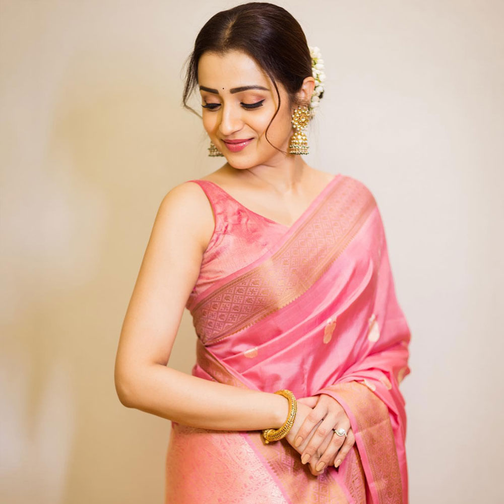 ప్రస్తుతం బాక్సాఫీస్ వద్ద వరుస సినిమాలతో దూసుకుపోతున్న హీరోయిన్ త్రిష. 41 ఏళ్ల వయసులోనూ కుర్రహీరోయిన్లకు గట్టిపోటీ ఇస్తుంది. ఇటీవలే అజిత్ జోడిగా విడాముయార్చి సినిమాతో అలరించిన త్రిష.. ఇప్పుడు చిరు సరసన విశ్వంభర చిత్రంలో నటిస్తుంది. 