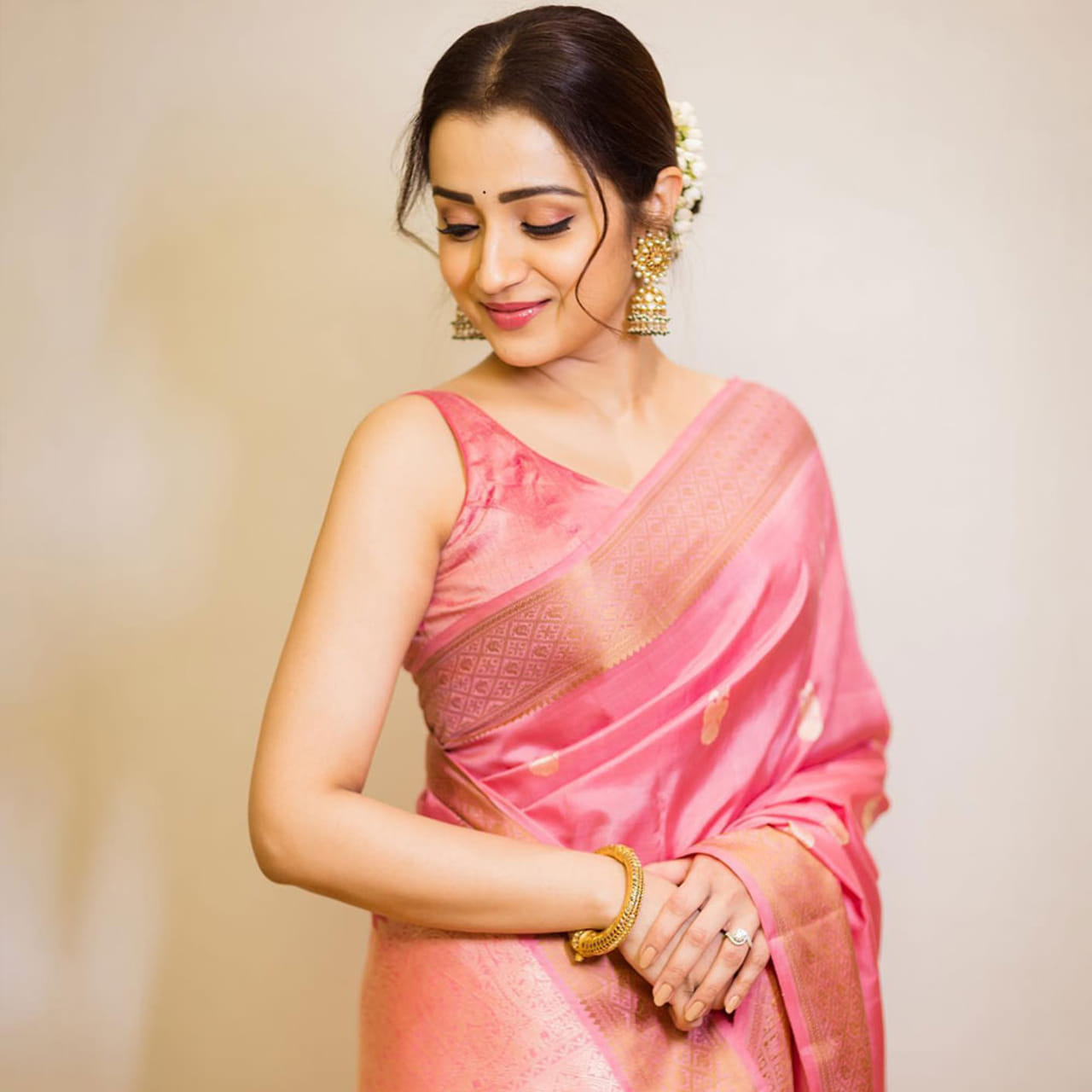 ప్రస్తుతం బాక్సాఫీస్ వద్ద వరుస సినిమాలతో దూసుకుపోతున్న హీరోయిన్ త్రిష. 41 ఏళ్ల వయసులోనూ కుర్రహీరోయిన్లకు గట్టిపోటీ ఇస్తుంది. ఇటీవలే అజిత్ జోడిగా విడాముయార్చి సినిమాతో అలరించిన త్రిష.. ఇప్పుడు చిరు సరసన విశ్వంభర చిత్రంలో నటిస్తుంది. 