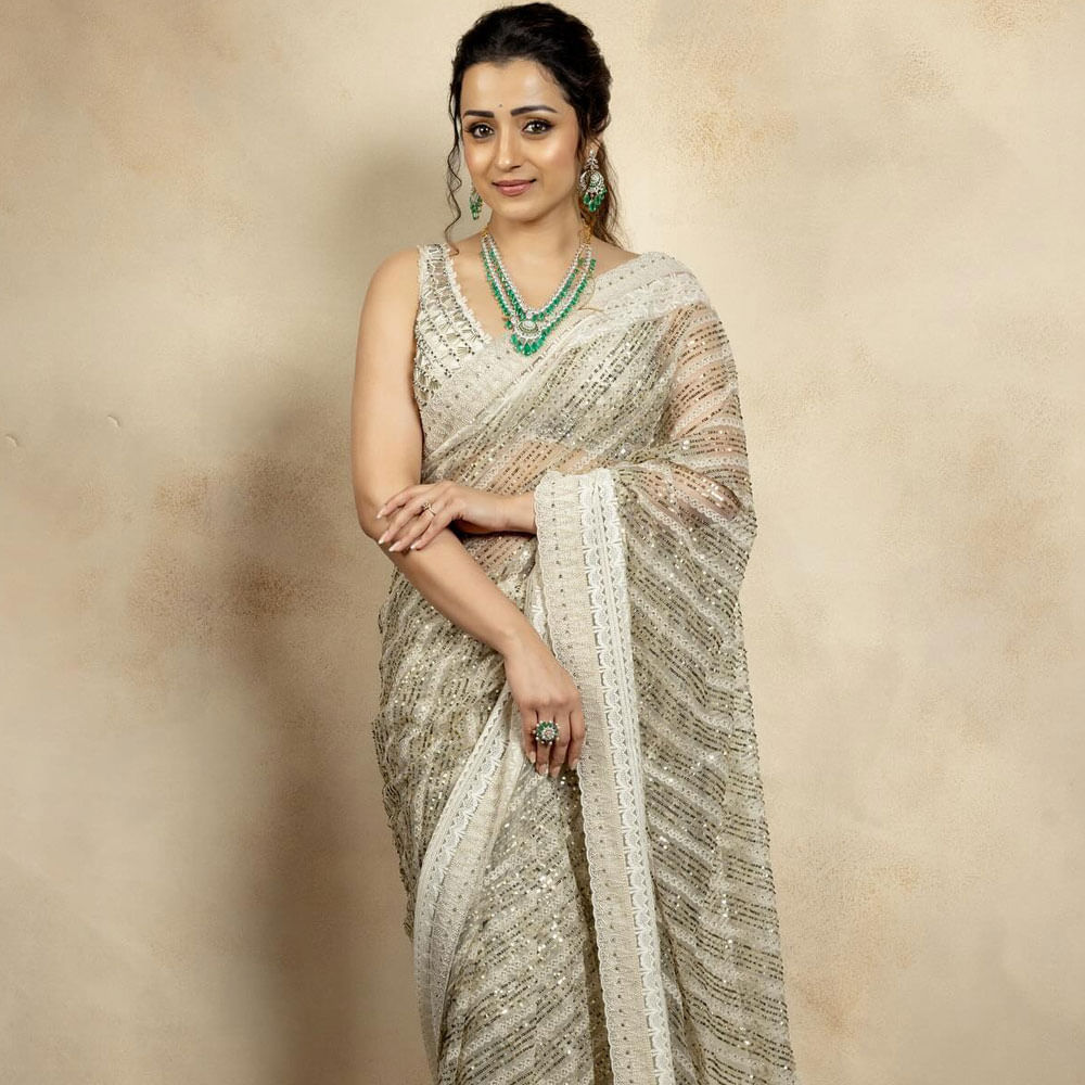 చెన్నైలో జన్మించిన త్రిష.. చిన్నవయసులోనే మోడలింగ్ రంగంలోకి అడుగుపెట్టింది. 1999లో నటుడు ప్రశాంత్ నటించి జోడి చిత్రంలో చిన్న పాత్రతో తన సినీప్రయాణం స్టార్ట్ చేసింది. ఇందులో హీరోయిన్ సిమ్రాన్ స్నేహితురాలిగా కనిపించింది. 