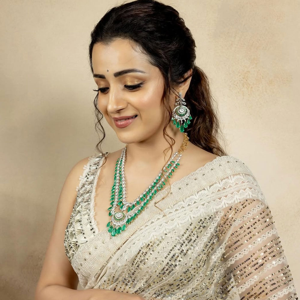 ఆ తర్వాత దాదాపు మూడేళ్లకు కథానాయికగా త్రిషకు అవకాశాలు వచ్చాయి. 2002లో మౌనం పెసియాతే సినిమాతో హీరోయిన్ గా పరిచయమైంది. ఆ తర్వాత తెలుగు, తమిళంలో భాషలలో వరుస ఆఫర్స్ అందుకుంది. 