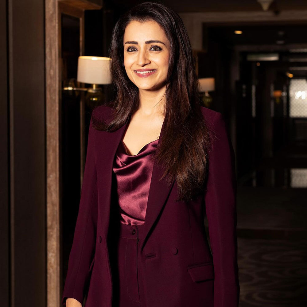 బ్యాక్ టూ బ్యాక్ అగ్ర హీరోల సరసన అవకాశాలు అందుకుంటూ ఫుల్ బిజీగా ఉంది హీరోయిన్ త్రిష. పొన్నియన్ సెల్వన్ సినిమాతో కంబ్యాక్ ఇచ్చిన ఈ హిరోయిన్ ప్రస్తుతం వరుస సినిమాలతో అలరిస్తుంది. 