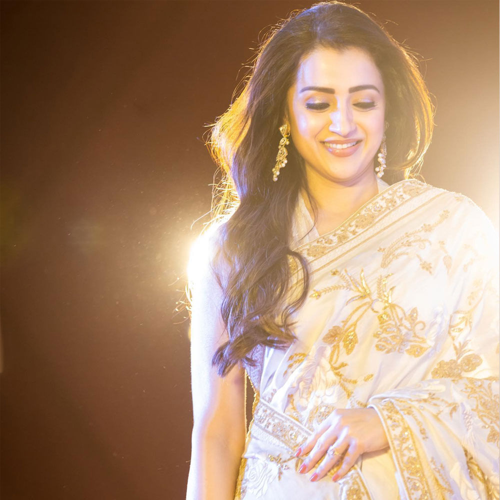 అయితే త్రిష 1999 సెప్టెంబర్ 30న జరిగిన మిస్ చెన్నై పోటీలో పాల్గొని విజేతగా నిలిచింది. అప్పుడు ఆమె వయసు కేవలం 16 సంవత్సరాలు మాత్రమే. చిన్న వయసులోనే మిస్ చెన్నైగా నిలిచి అరుదైన రికార్డ్ సృష్టించింది త్రిష. 