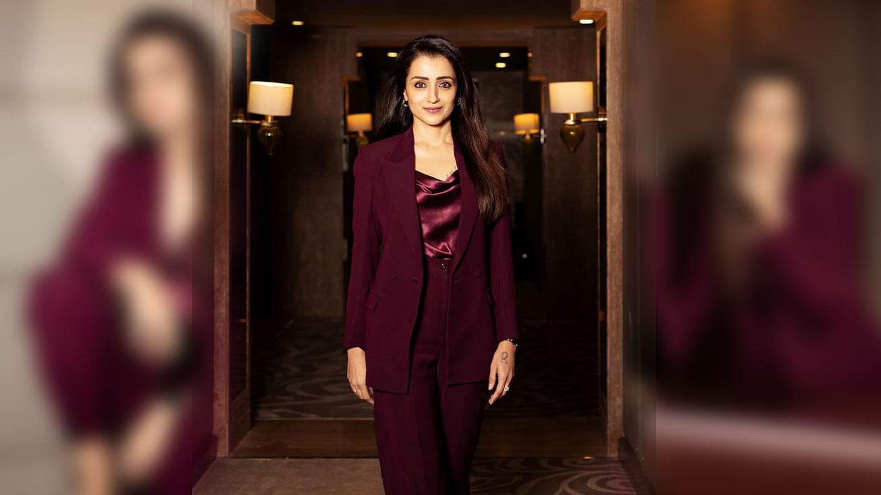 త్రిష తెలుగు, తమిళ లో దాదాపు అందరి స్టార్ హీరోలతో జతకట్టింది. అంతే కాకుండా ఈ బ్యూటీ తన కెరీర్ స్టార్టింగ్ లో వరస బ్లాక్ బస్టర్ హిట్స్ అందుకుంటూ టాలీవుడ్ నే షేక్ చేసింది.