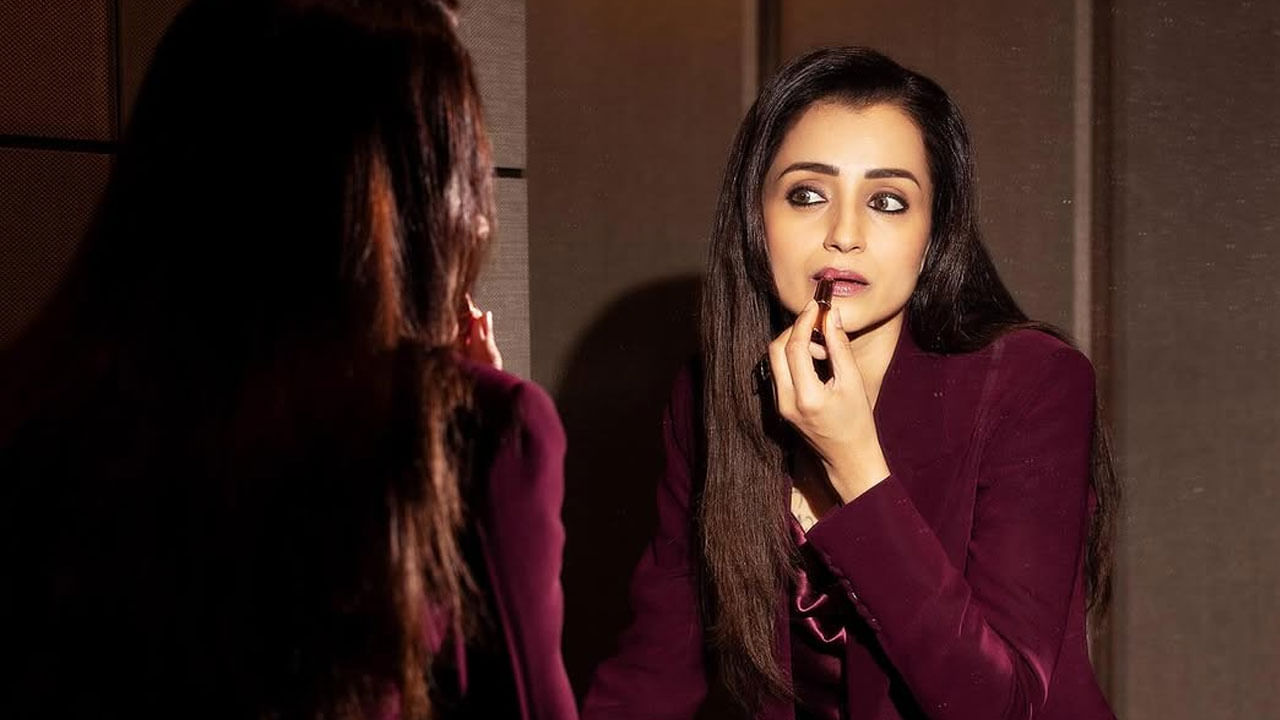 తర్వాత మెల్లిగా కాస్త ఆఫర్స్ తగ్గడంతో కోలీవుడ్, మాలీవుడ్ వైపు వెళ్లి అక్కడ కూడా తన నటనతో అందరినీ ఆకట్టుకుంది. ఇక ఇప్పటి వరకు అందరు స్టార్ హీరోలతో జతకట్టిన ముద్దుగుమ్మల్లో త్రిషే ముందుంటుంది అనడంలో అతిశయోక్తి లేదు.